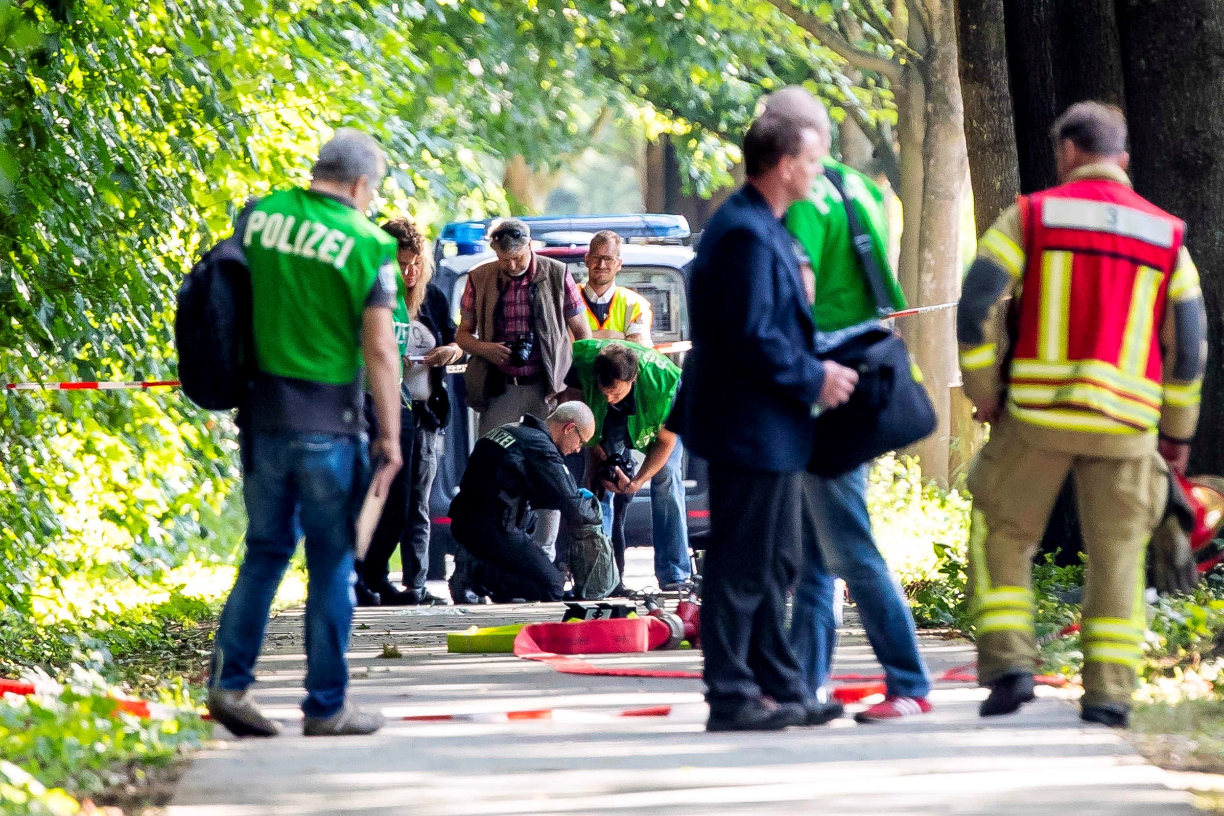 Efectivos de equipos de emergencia trabajan en el lugar del ataque en Alemania - EFE