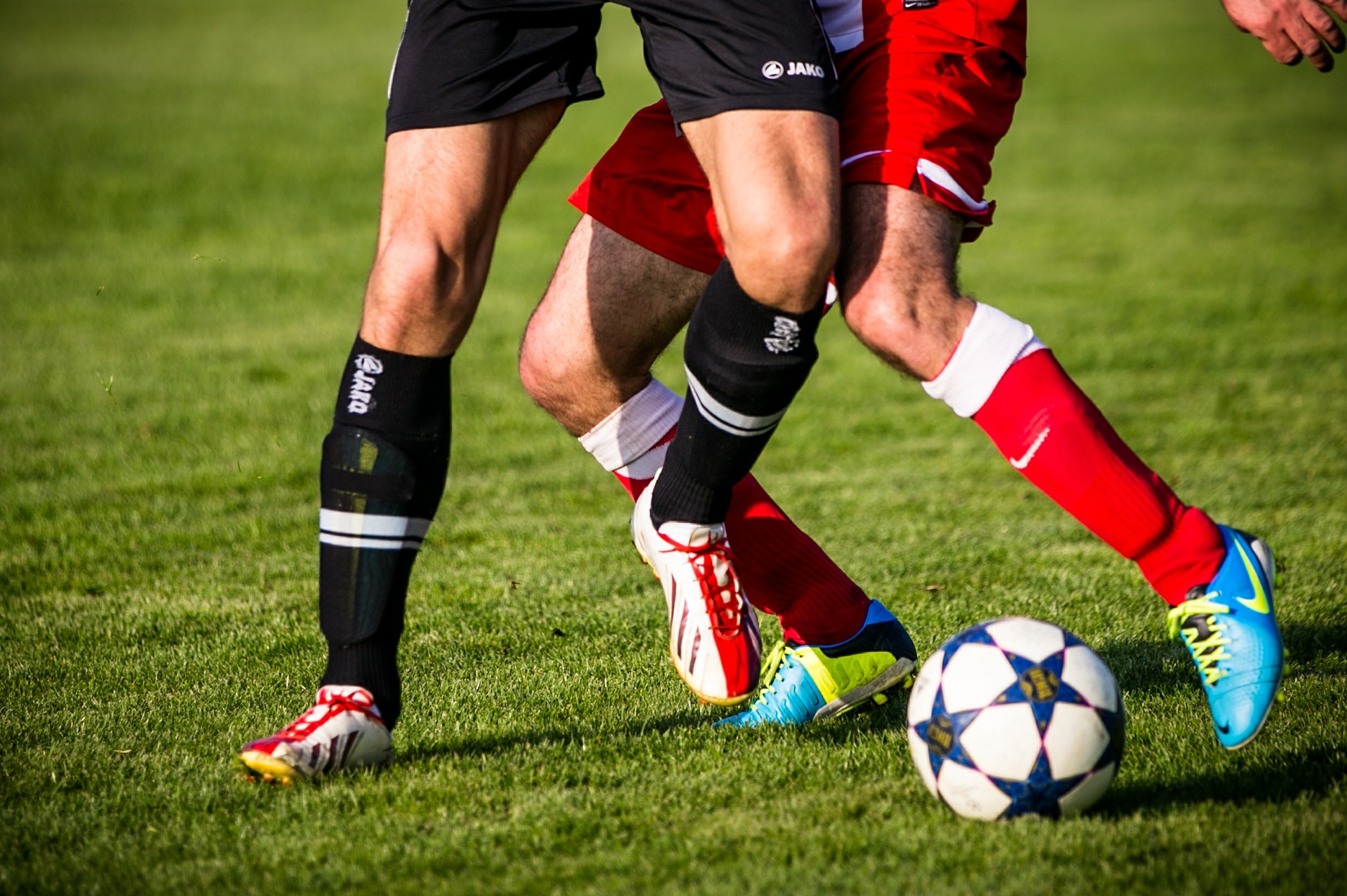 Dos jugadores disputan la pelota