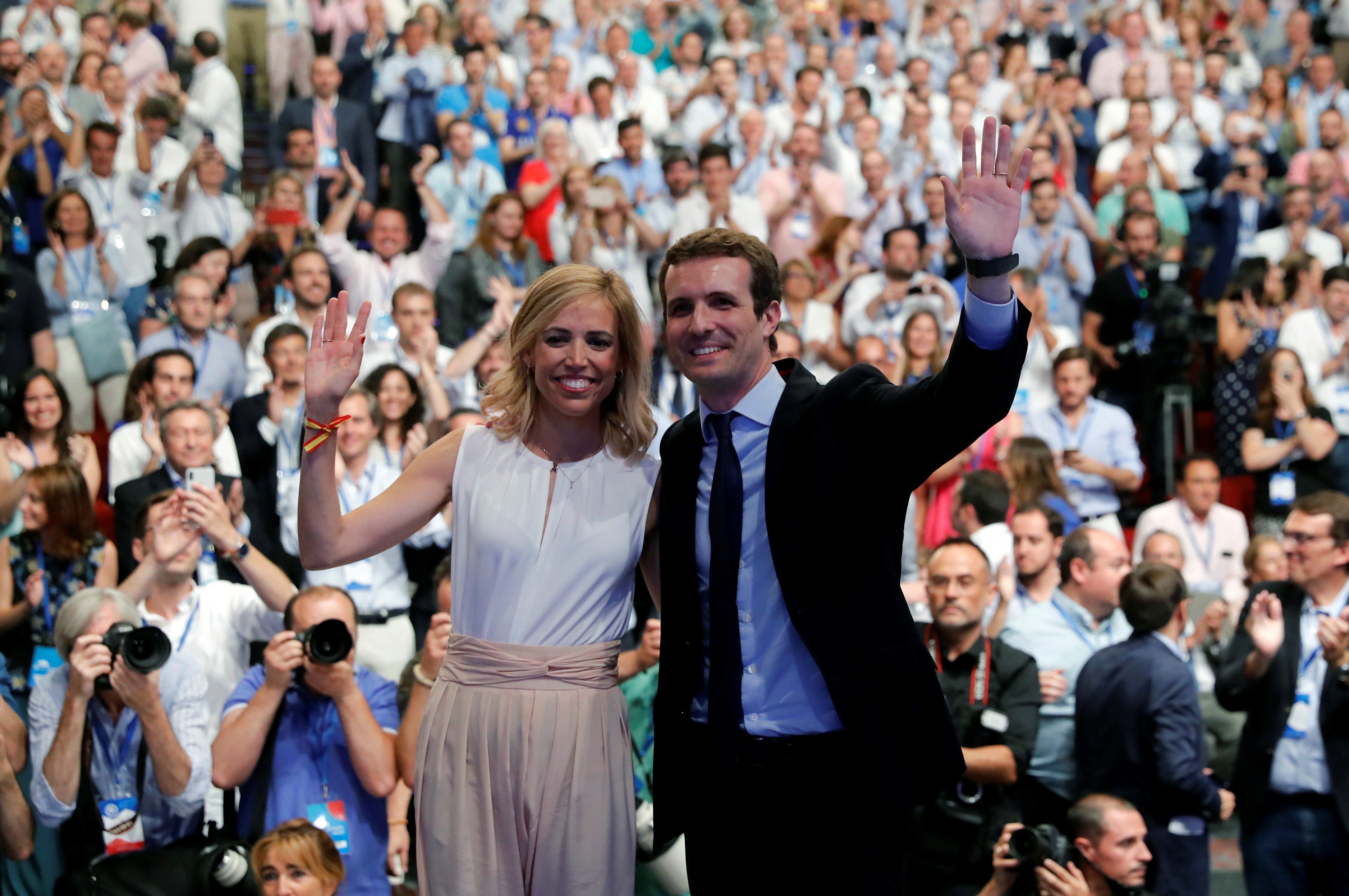 Pablo Casado con su mujer tras ser proclamado presidente del PP