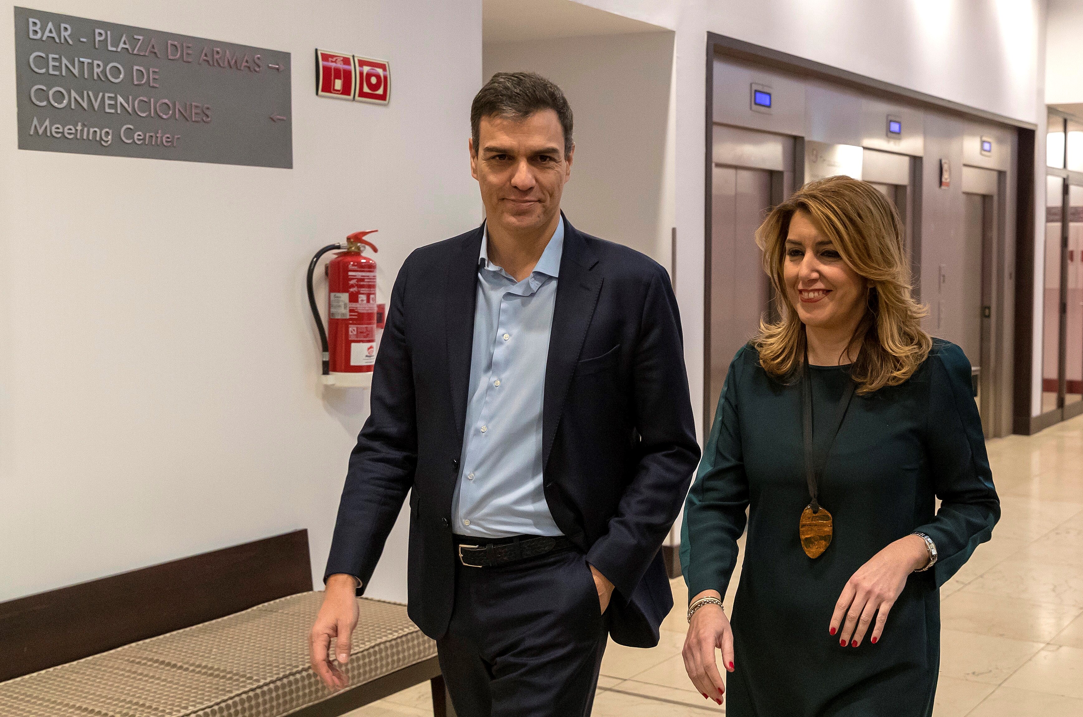 El presidente del Gobierno, Pedro Sánchez,iz., y la presidenta andaluza y secretaria general del PSOE-A, Susana Díaz, tras el encuentro que mantuvieron el 23 de enero de 2018 en Sevilla. EFE/Archivo