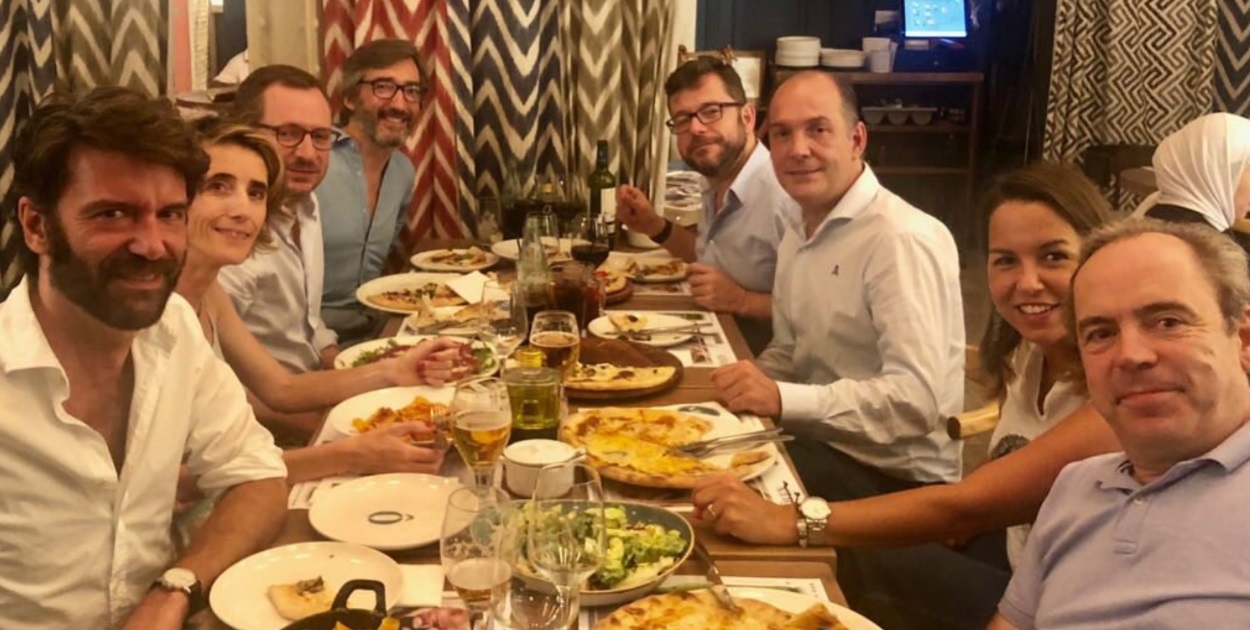 Javier Maroto cenando pizza con el PP de Álava