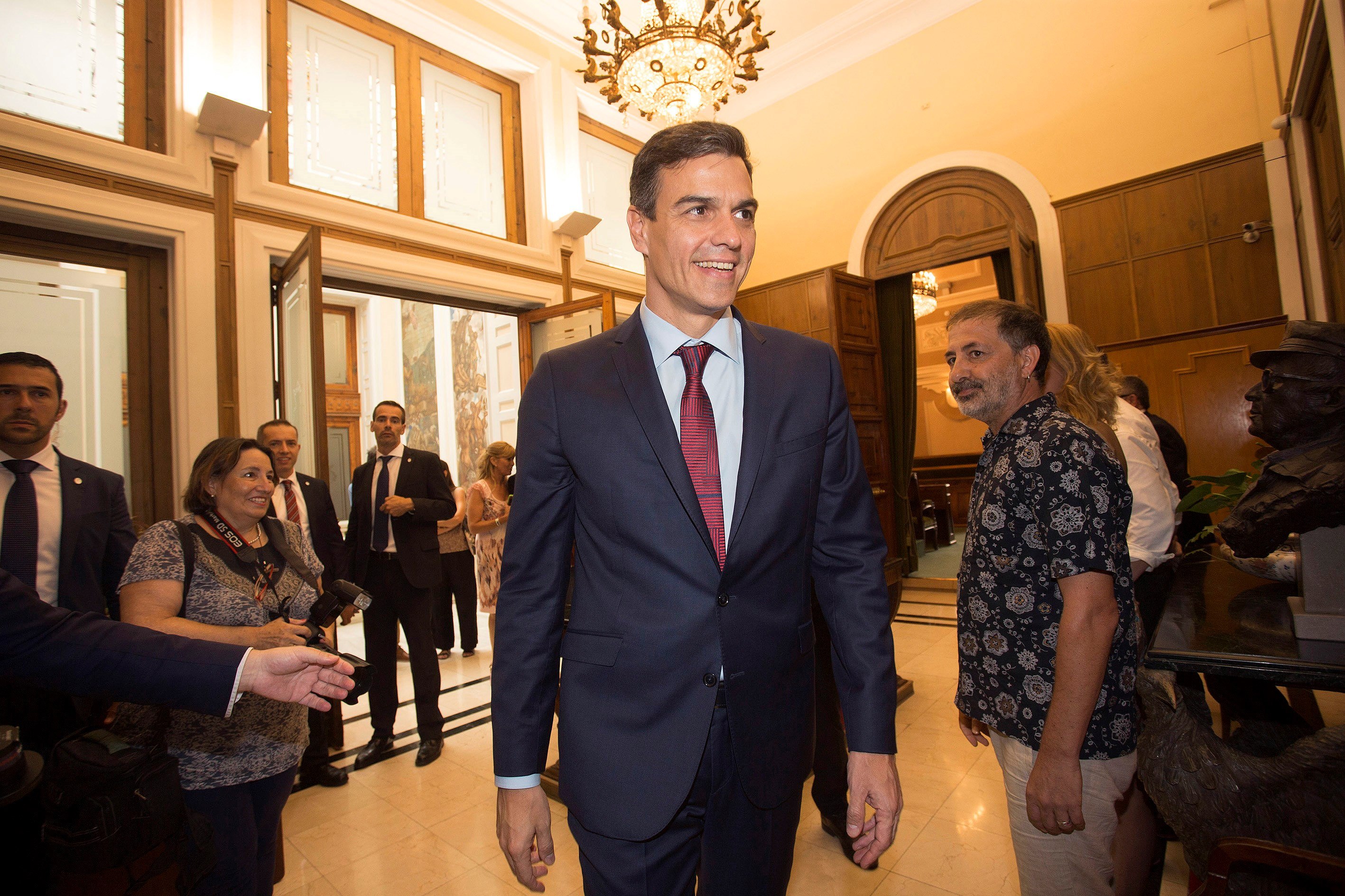 El presidente del Gobierno, Pedro Sánchez, en una visita al Ayuntamiento de Castellón. EFE