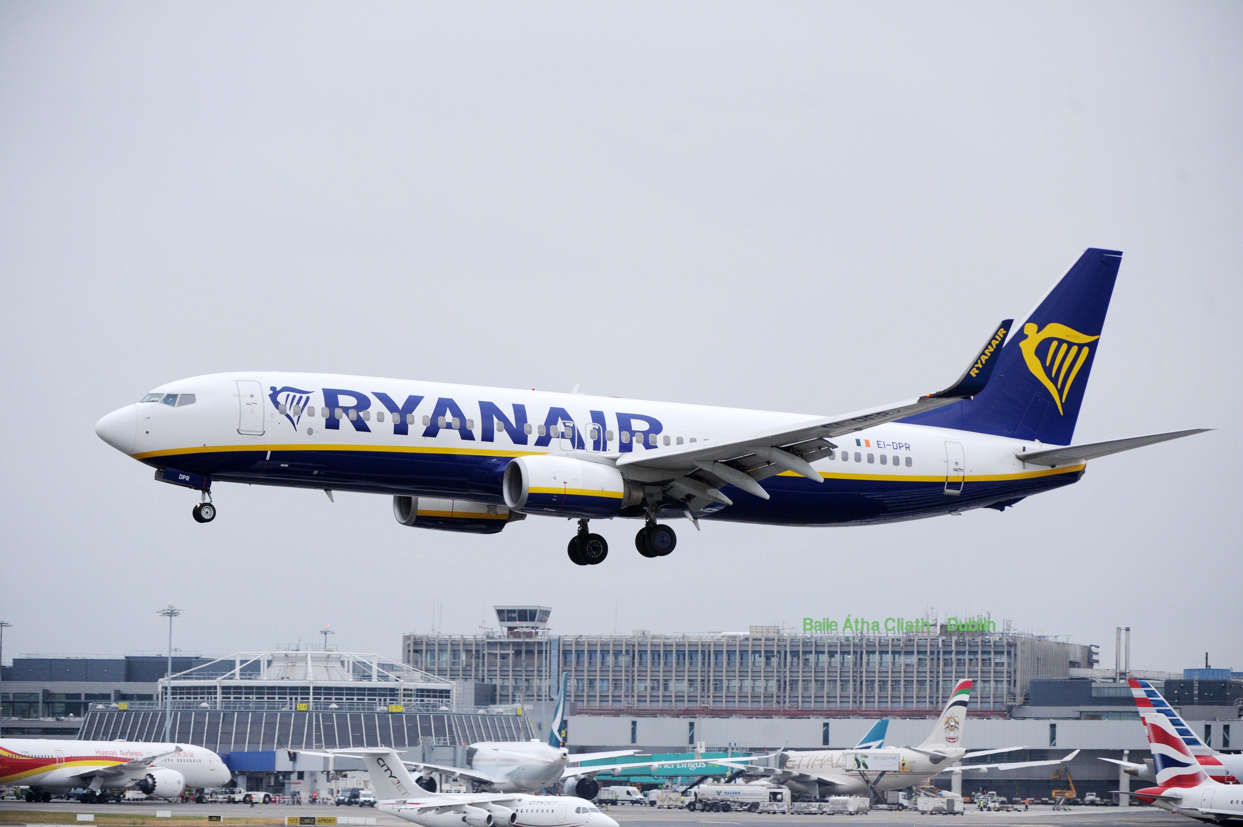 Fotografía de archivo de un avión de la aerolínea Ryanair mientras aterriza en el aeropuerto de Dublín, Irlanda. EFE/Archivo