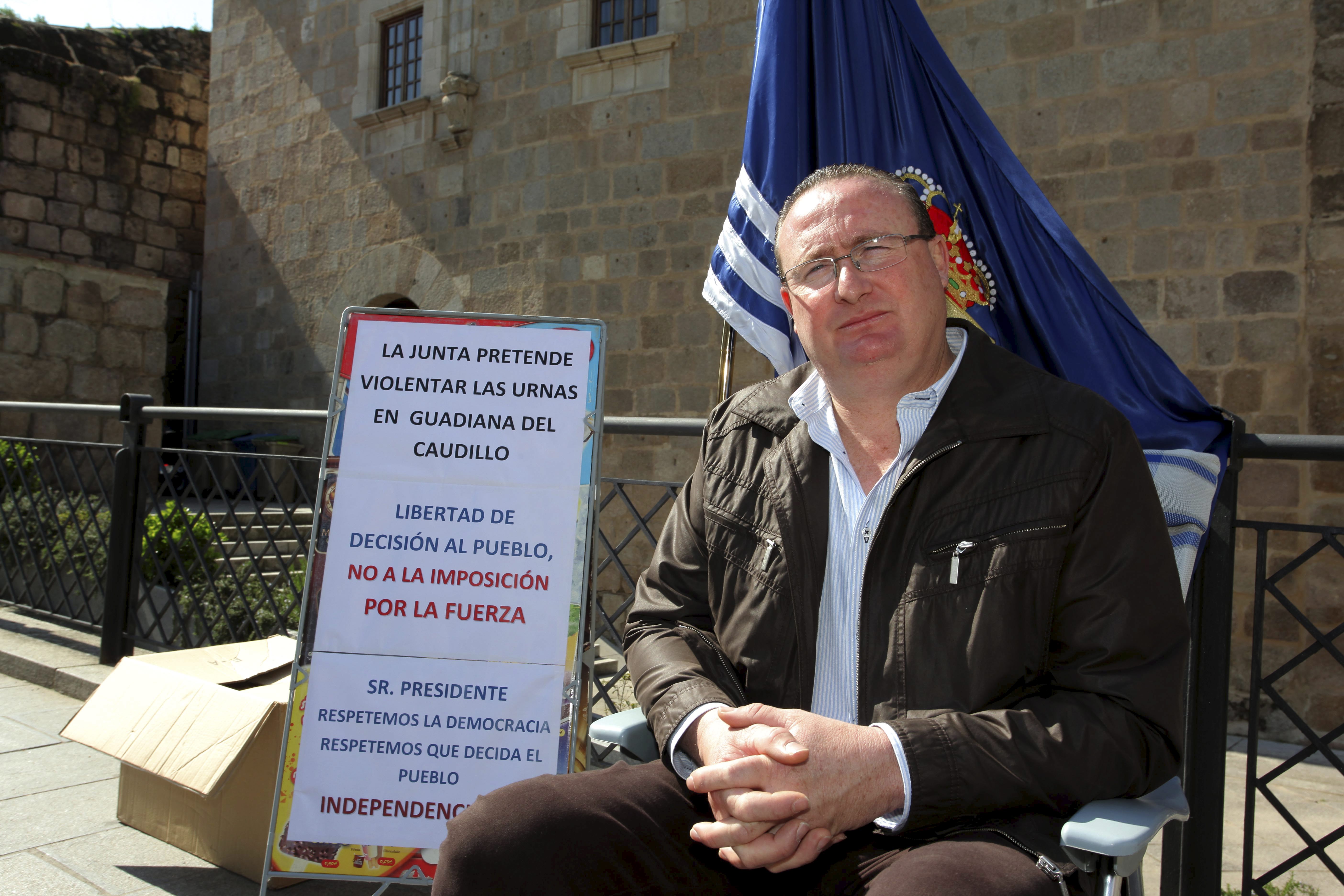 Antonio Pozo, alcalde de Guadiana del Caudillo fotografiado en una acción de protesta