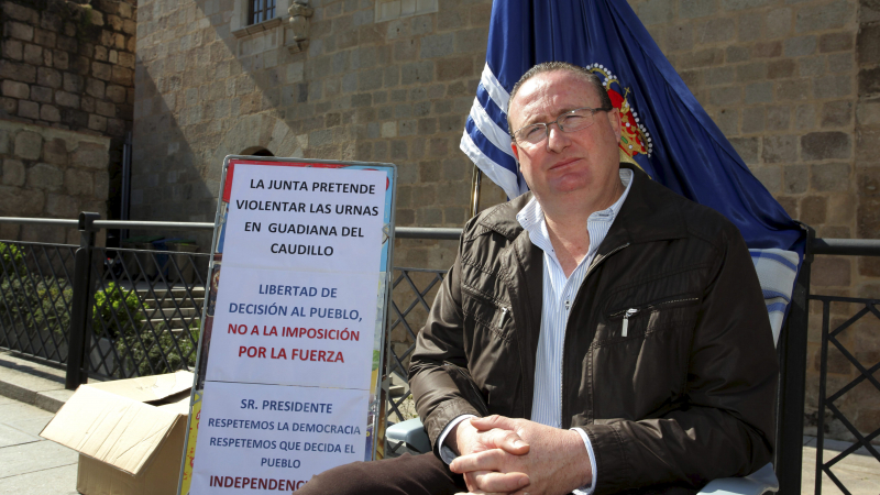 Antonio Pozo, alcalde de Guadiana del Caudillo fotografiado en una acción de protesta