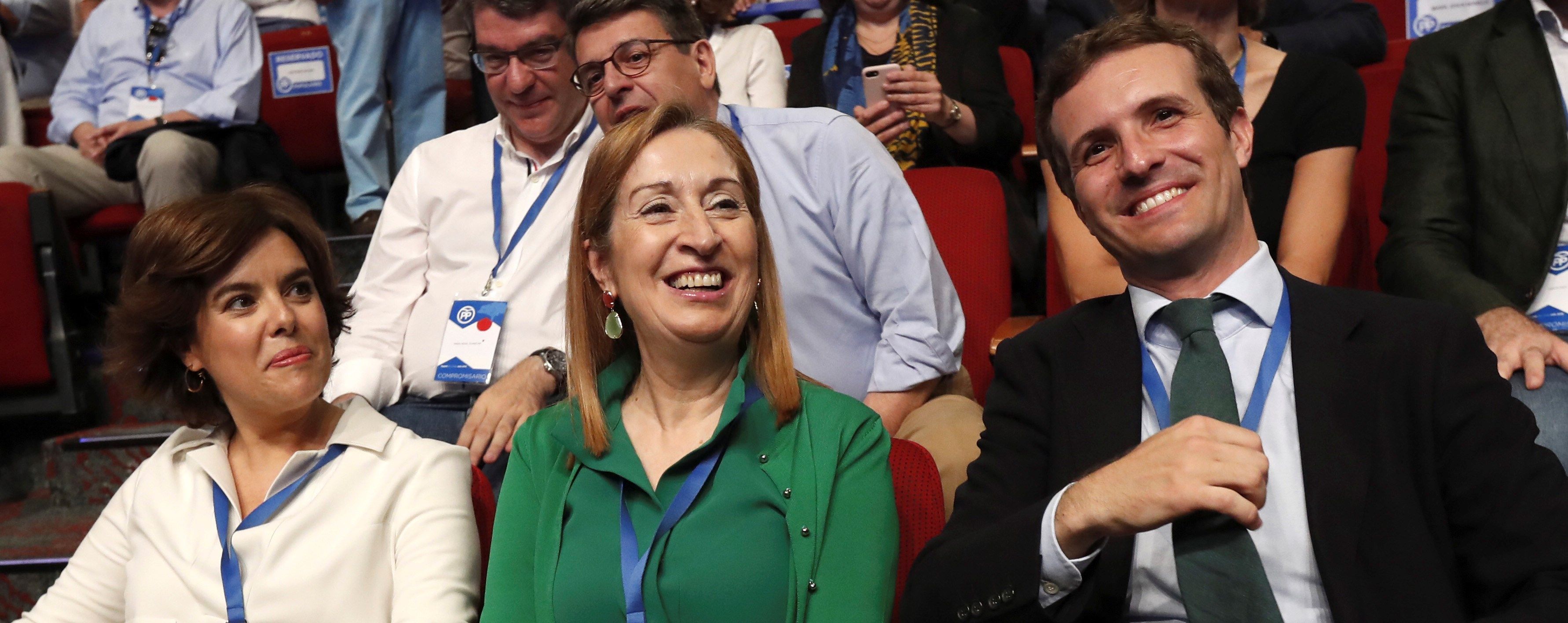 Soraya Sáez de Santamaría (i) y Pablo Casado (d), acompañados de Ana Pastor (c), durante el inicio del Congreso Nacional del Partido Popular -  EFE