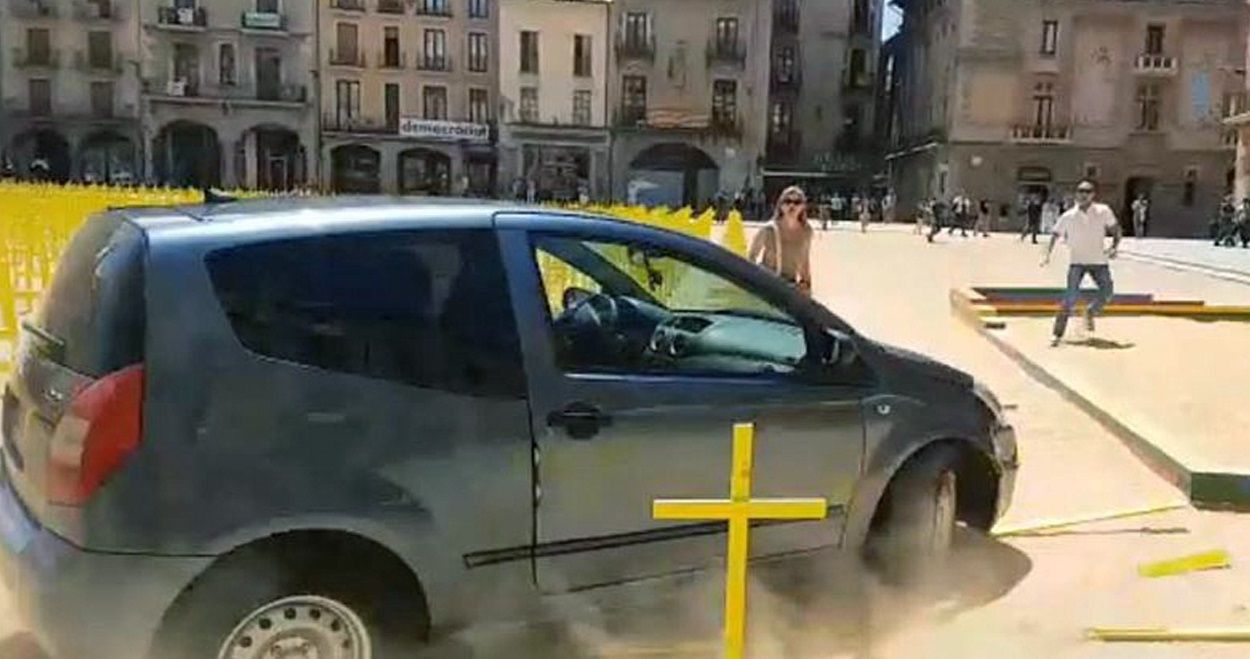 Fotografía tomada de un video del twitter del Ayuntamiento de Vic, del coche que ha irrumpido ayer en la plaza Major de Vic (Barcelona)