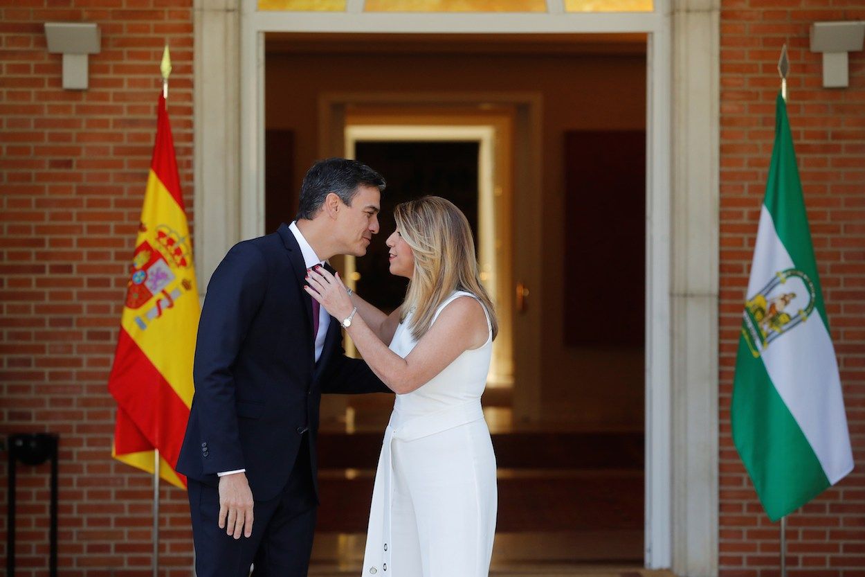 Pedro Sánchez y Susana Díaz saludándose hoy a las puertas de la Moncloa. EFE