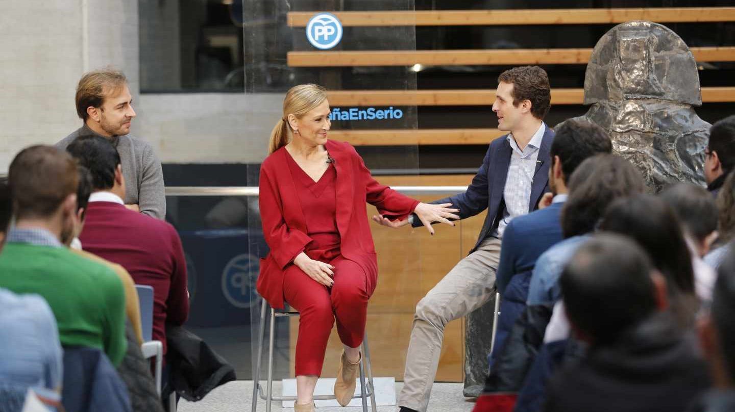 Pablo Casado y Cristina Cifuentes en un acto del PP en Ávila, en diciembre de 2015. 