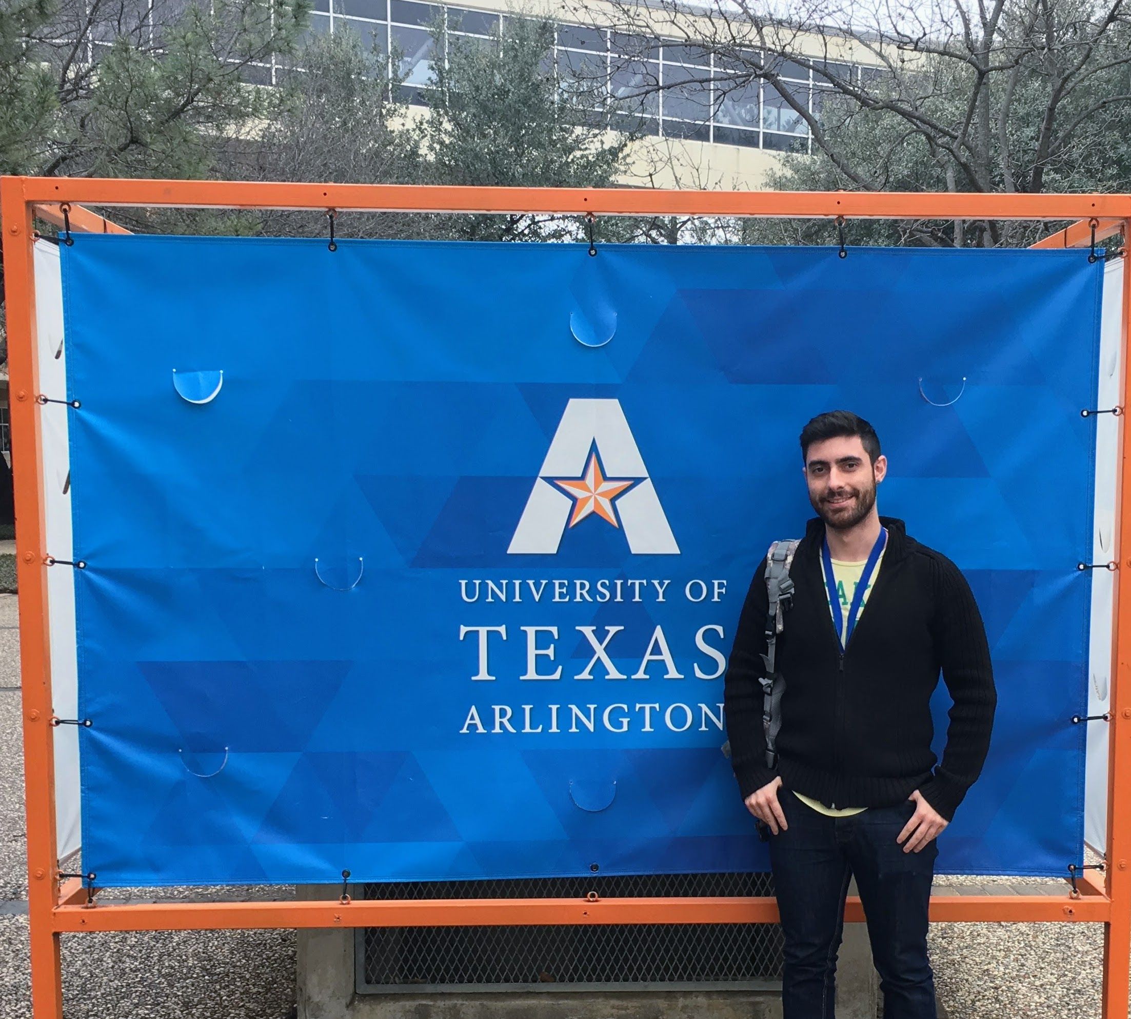 Adjunto una foto de Abel Martínez, estudiante que en la pasada edición de estas becas recibió la de movilidad internacional, en Texas (EEUU).