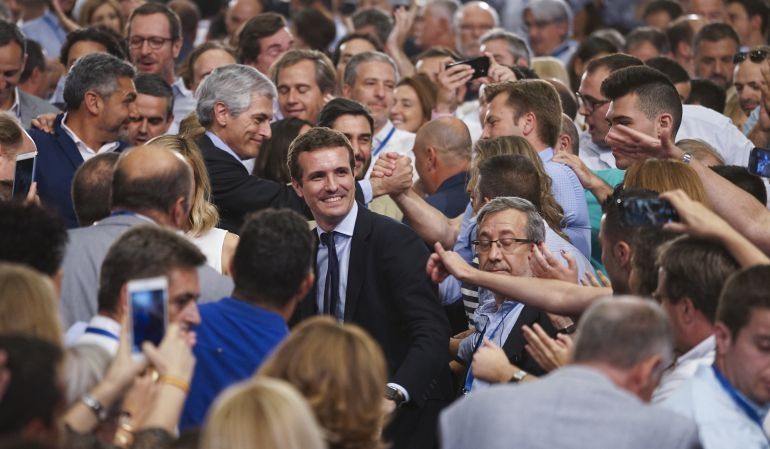 Suárez y Echániz, detrás de Casado, en su entrada triunfan en el hotel