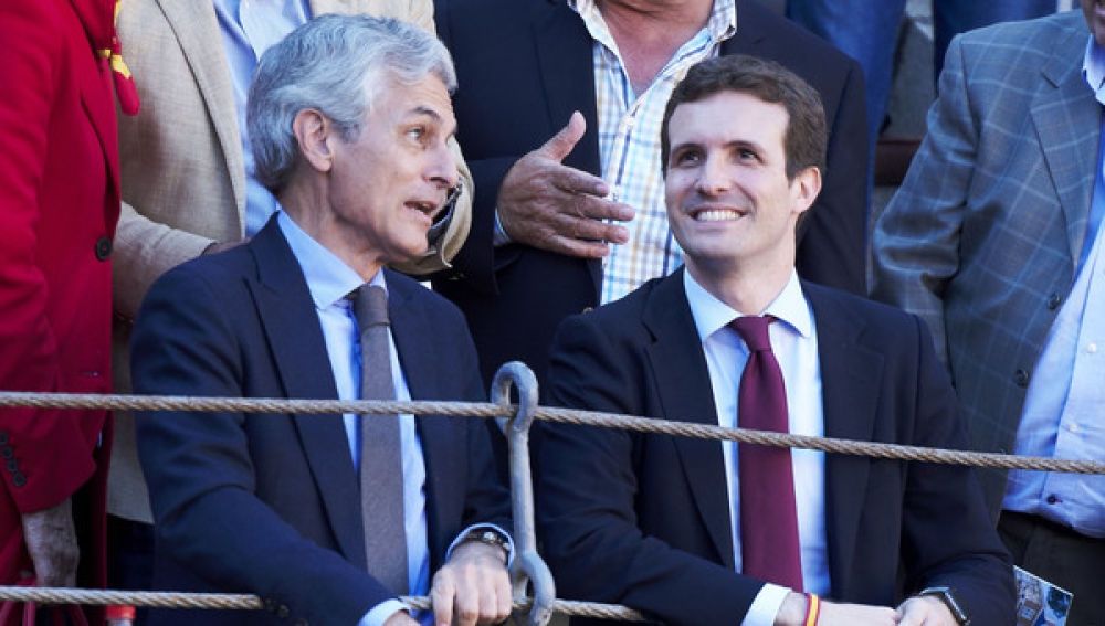 Pablo Casado junto a Suárez en los toros