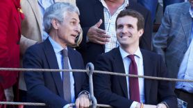 Pablo Casado junto a Suárez en los toros