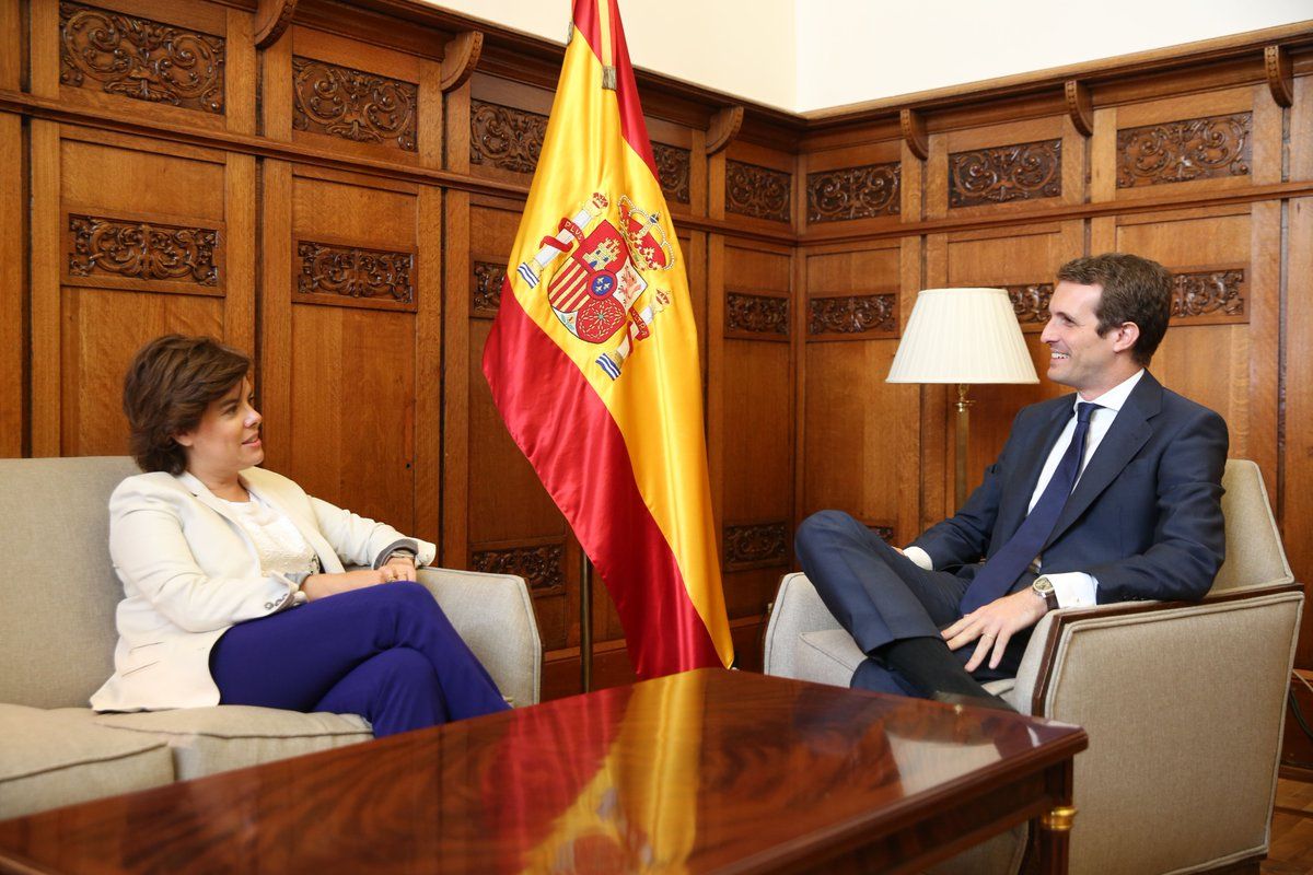 Soraya Sáenz de Santamaría y Pablo Casado, reunidos en el Congreso de los Diputados.