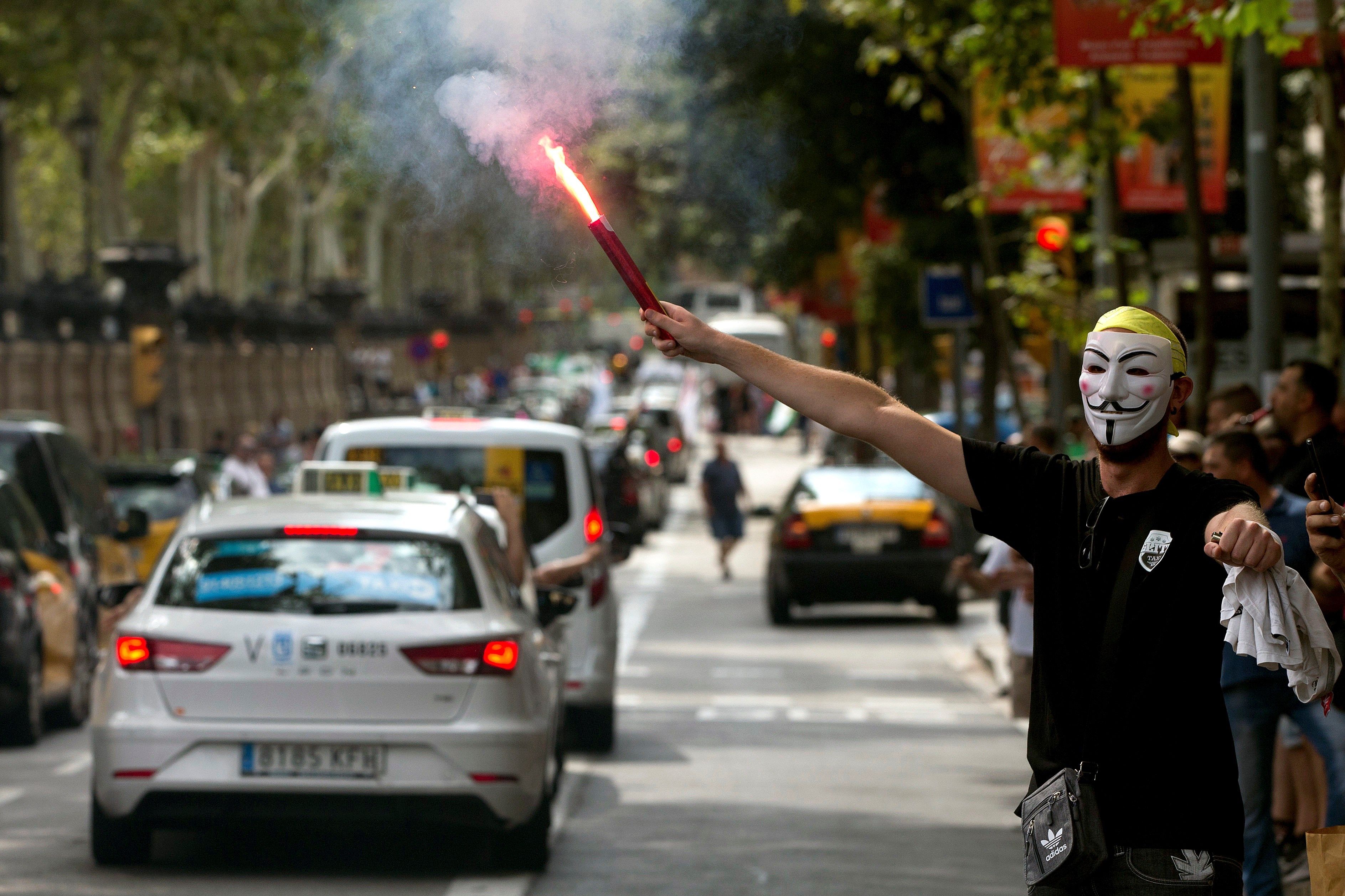 Taxistas manifestándose por las calles de Barcelona- EFE