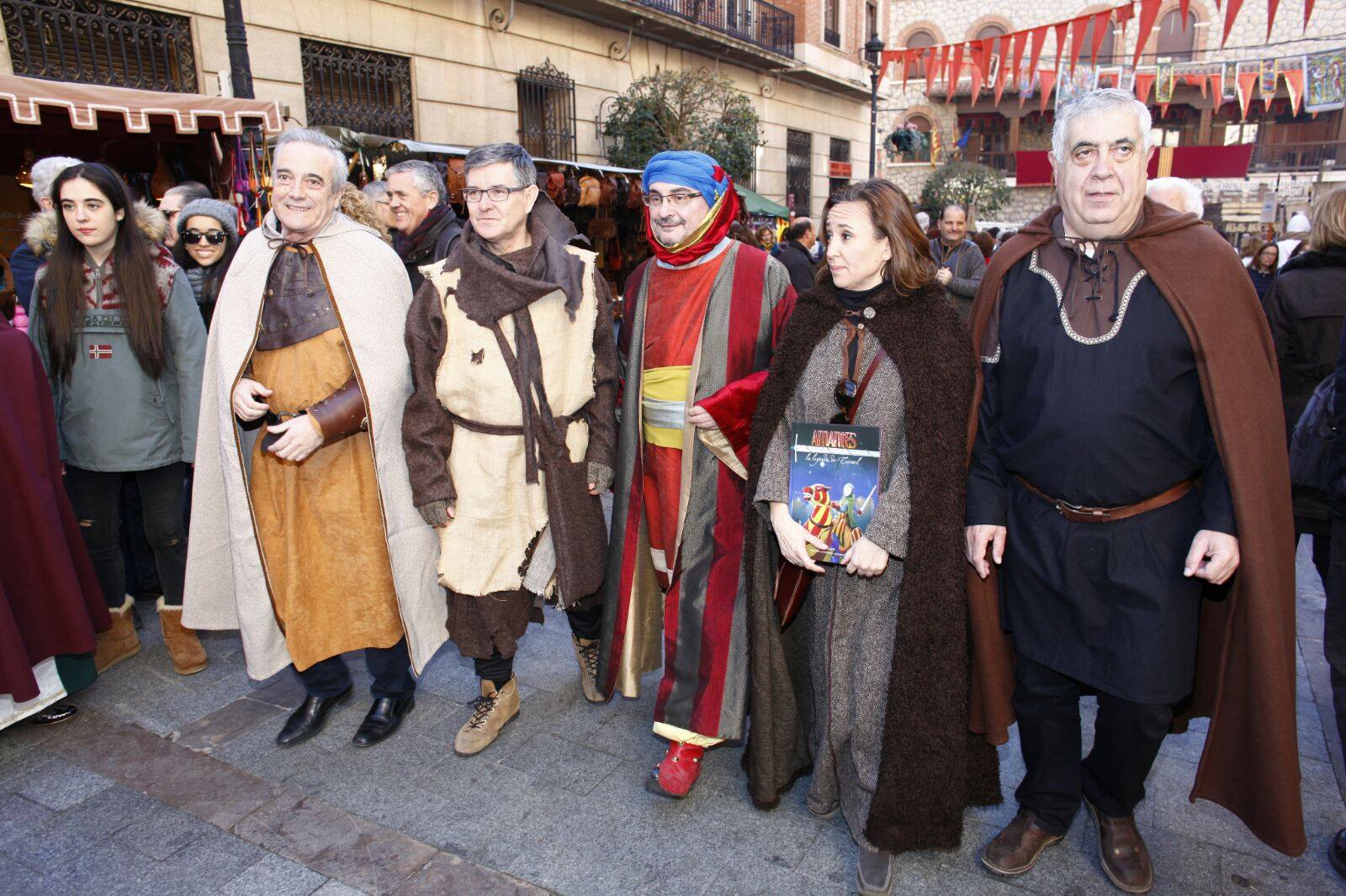 Imagen de archivo del presidente de Aragón, Javier Lambán (centro) en las celebraciones de los amantes de Teruel - Fuente: PSOE Teruel