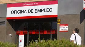 Vista de la entrada de una oficina de empleo en Madrid