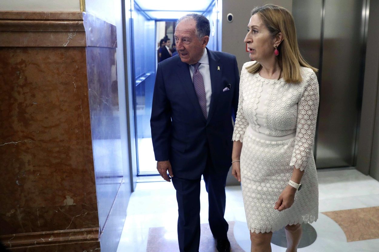 El director del Centro Nacional de Inteligencia, Félix Sanz Roldán, junto a la presidenta del Congreso, Ana Pastor