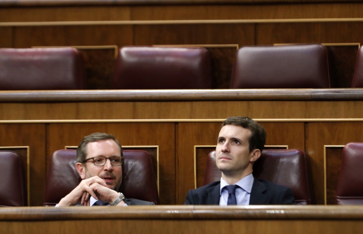 El dirigente del PP Javier Maroto (i) y presidente del partido, Pablo Casado