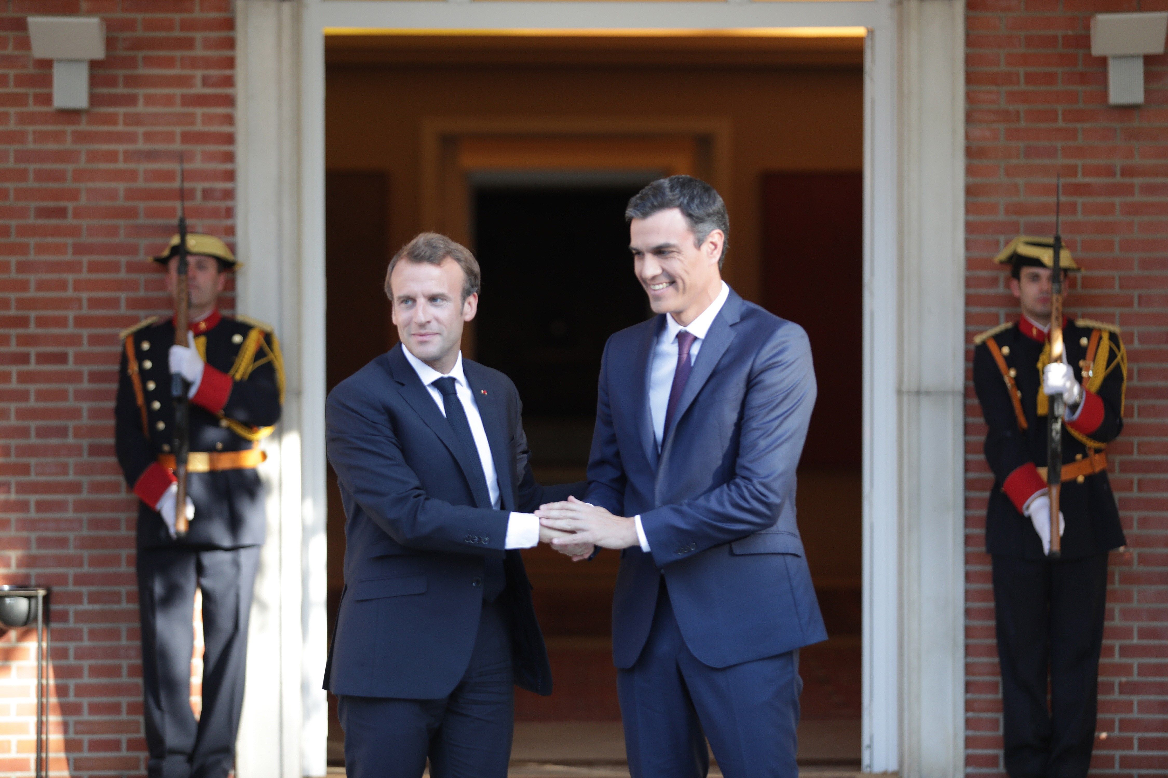 El presidente del Gobierno, Pedro Sánchez (d), saluda al presidente de Francia, Emmanuel Macron (i), momentos antes de la reunión en el Palacio de la Moncloa de Madrid. EFE