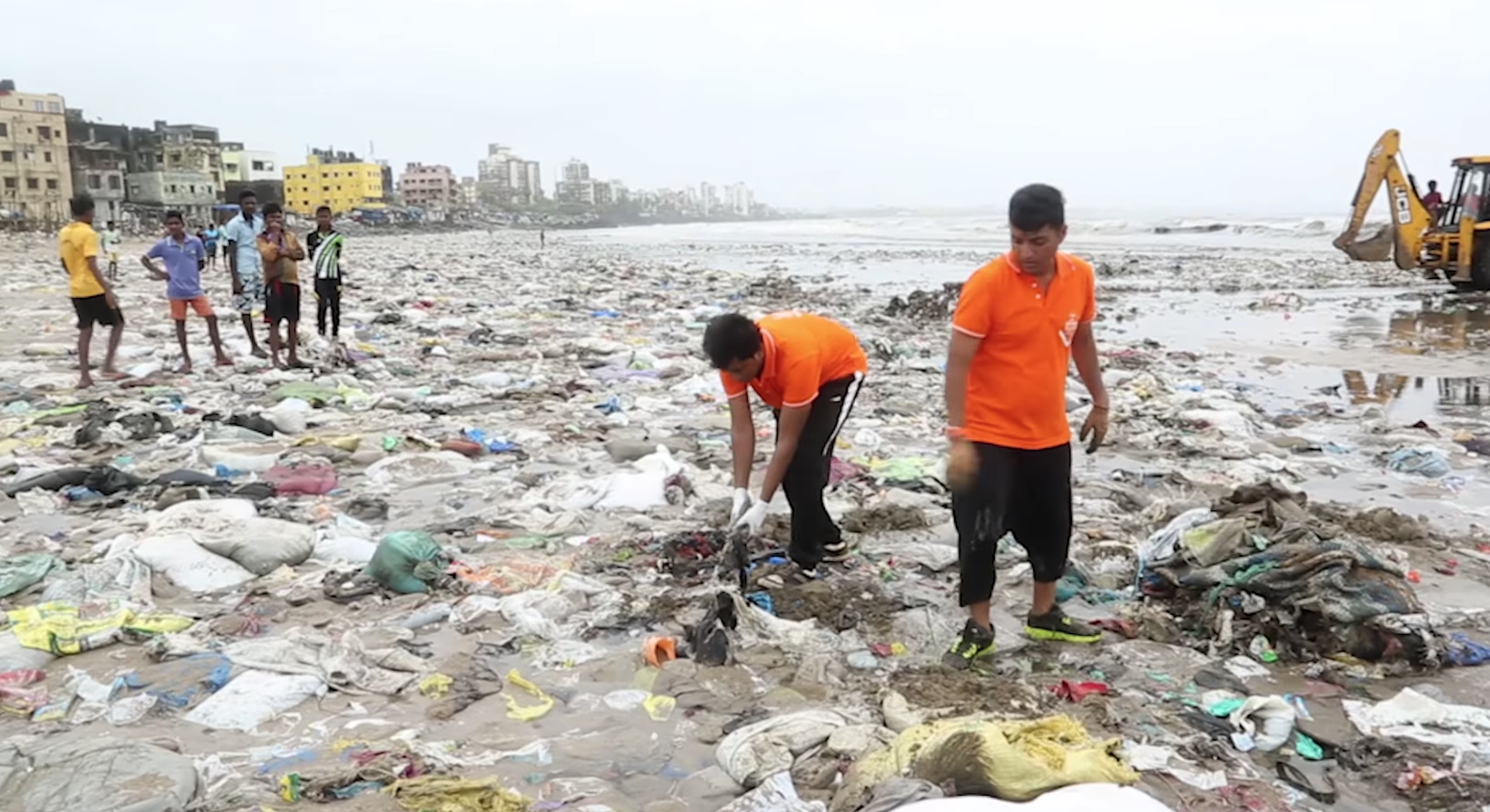 Afroz Shah limpiando la playa de Versova. Imagen: UN