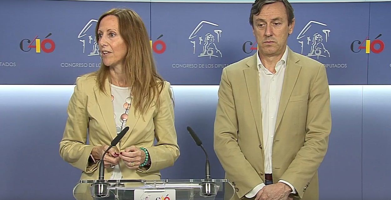 Marta González Vázquez junto a Rafael Hernando durante una rueda de prensa
