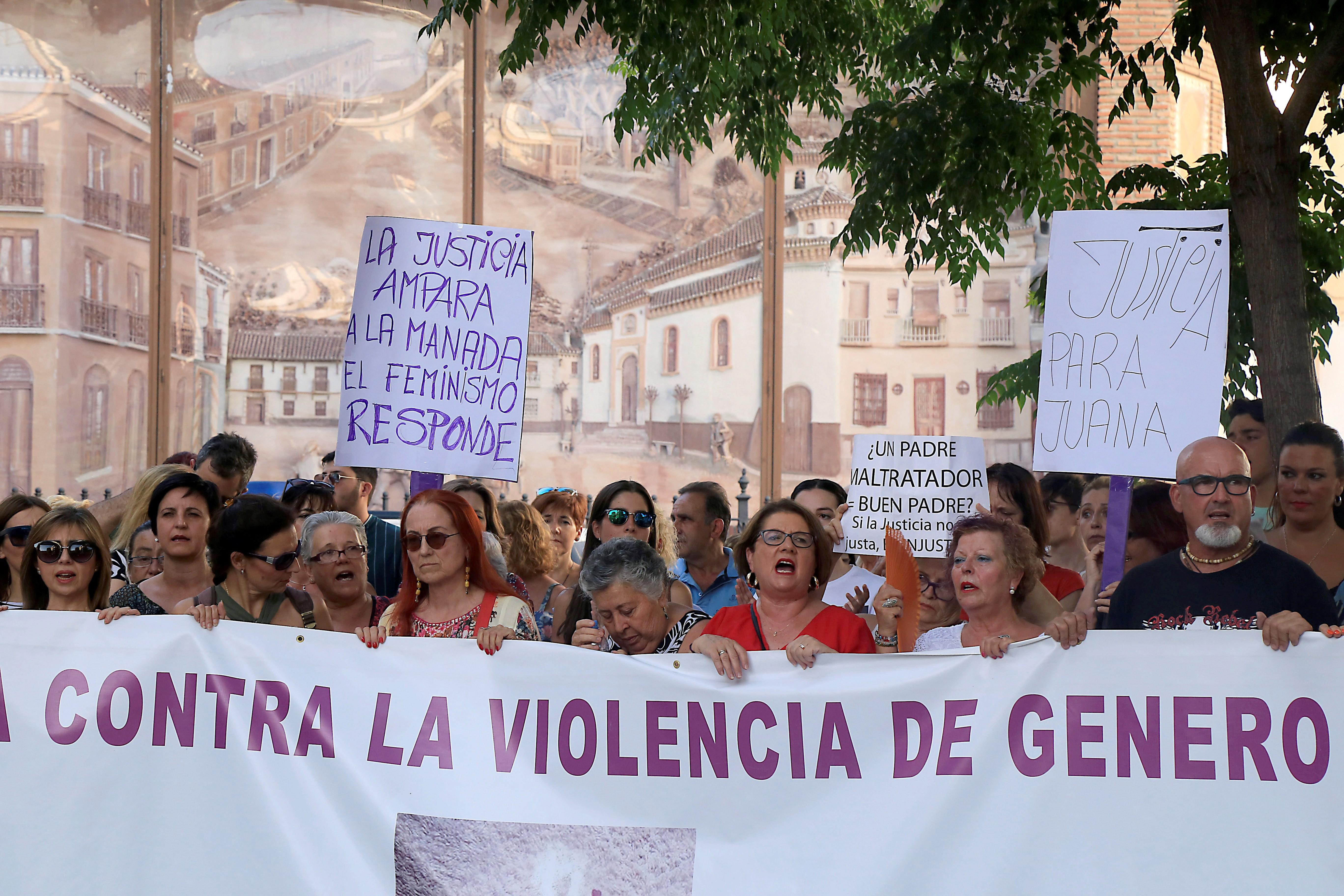 Vecinos de la Macarena manifestándose - EFE