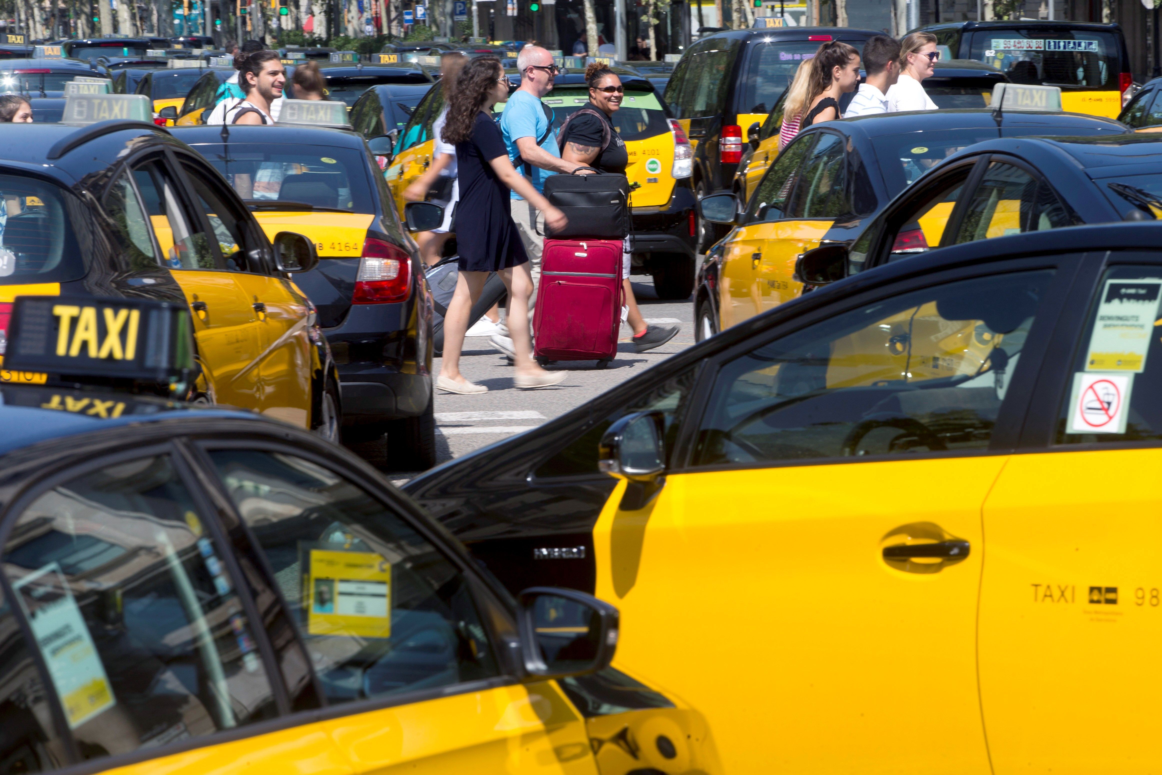 Taxistas colapsan Barcelona al mantenerse la suspensión del reglamento de VTC