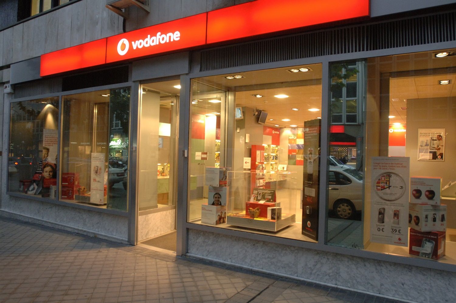 Nathaniel Ward definido malla Vodafone regala un año de televisión gratis a sus nuevos...