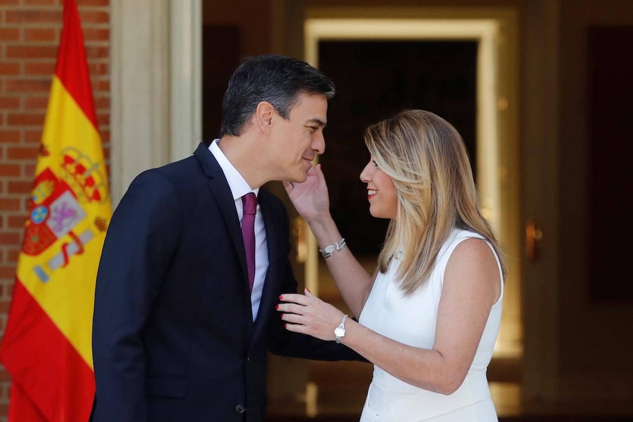 Susana Díaz y Pedro Sánchez se saludan a las puertas de la Moncloa.