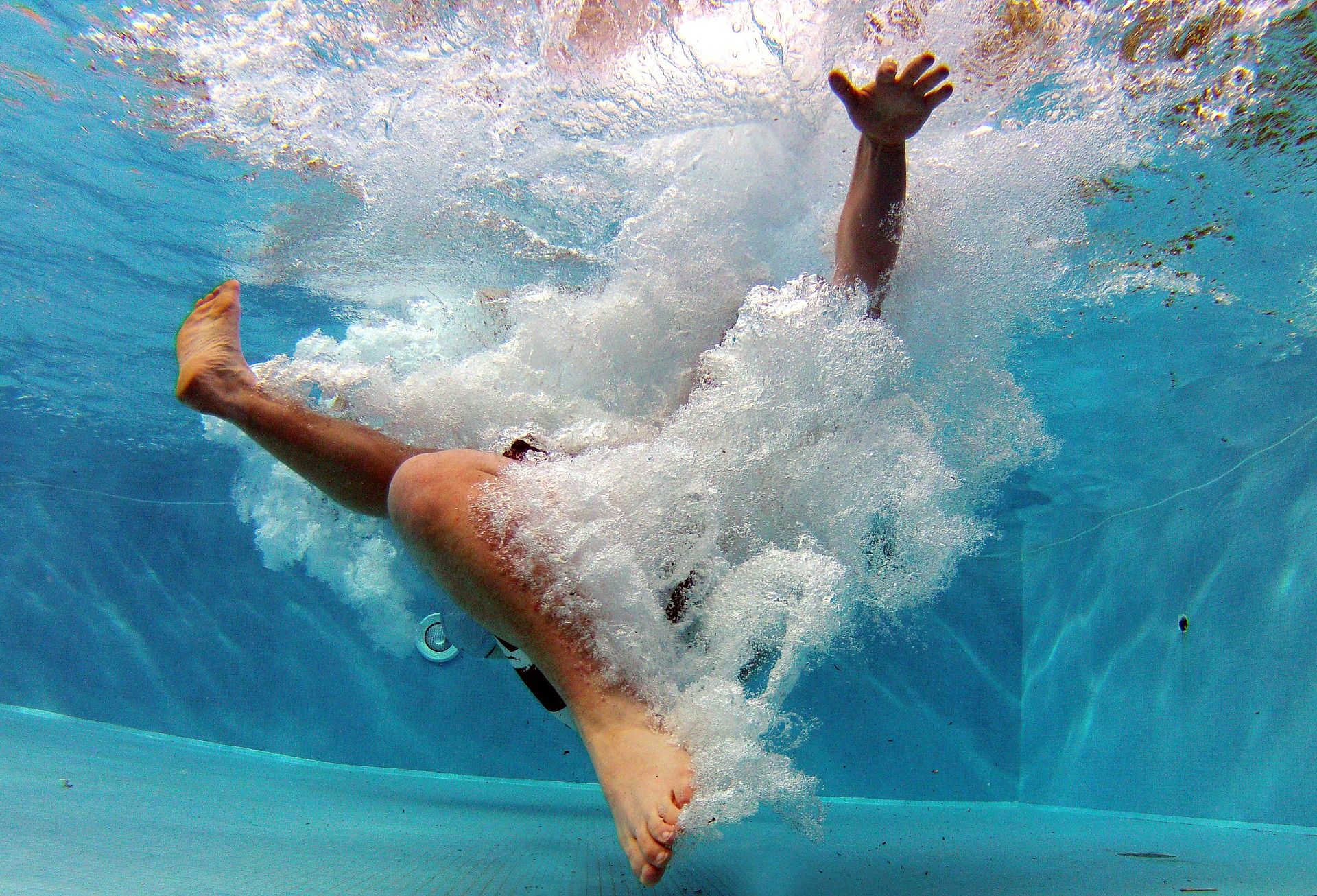 Persona se baña en una piscina