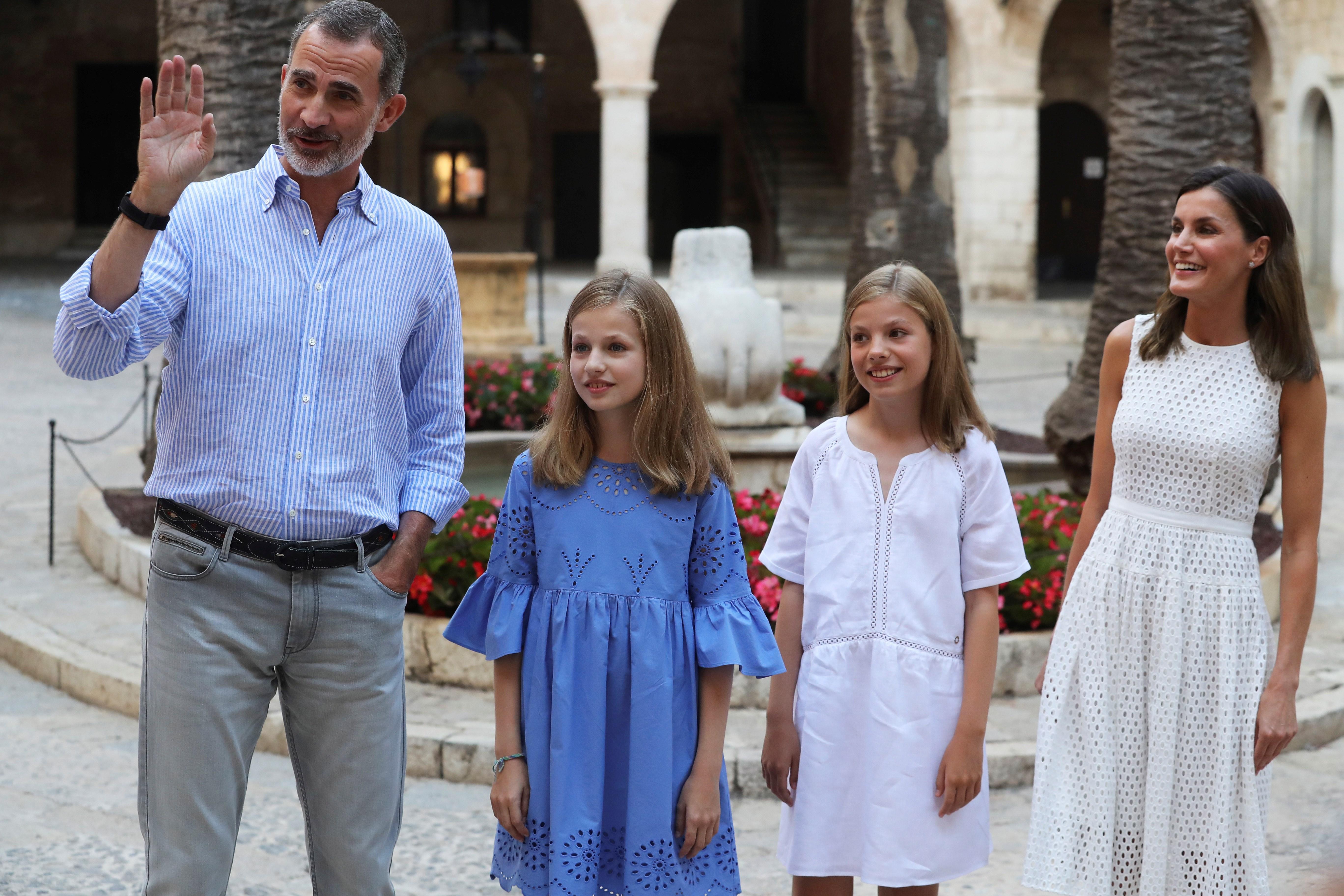 Los Reyes posan junto a sus hijas, las infantas Leonor y Sofía, en el Palacio de la Almudaina.