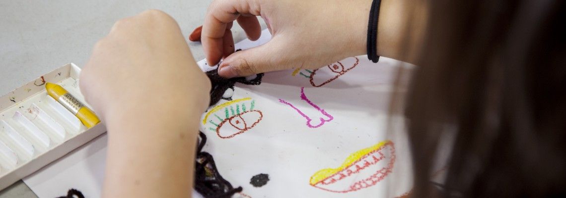 Imagen de un taller de arteterapia  para niños con discapacidad intelectual.