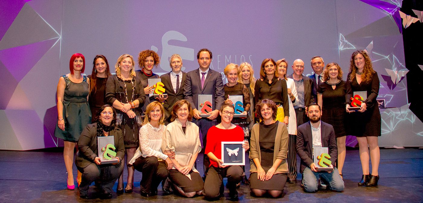 El compromiso de contratar a 139 mujeres víctimas de la violencia de género lo asumió Clece durante la III Gala Premios Compromiso. En la imagen se puede ver a los premiados