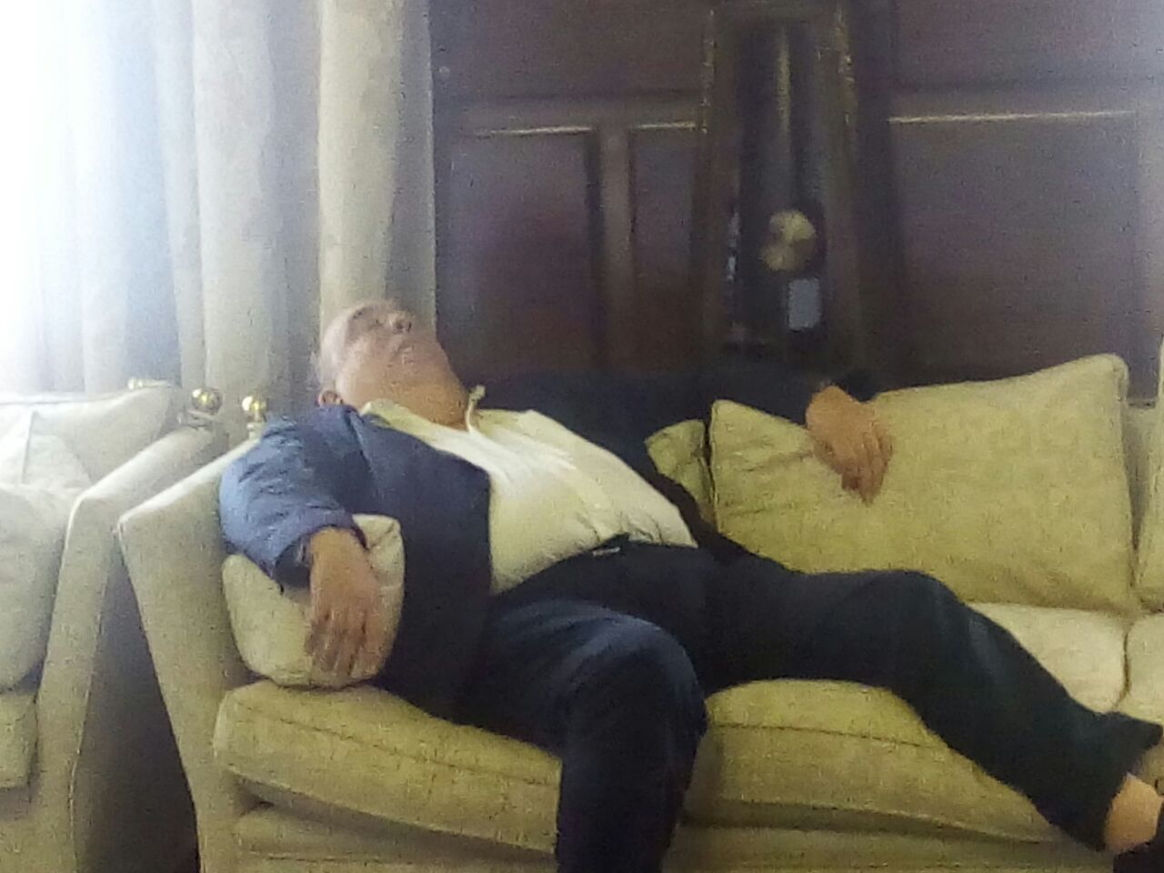 Roberto Fernández dormido en una imagen que circula por las redes