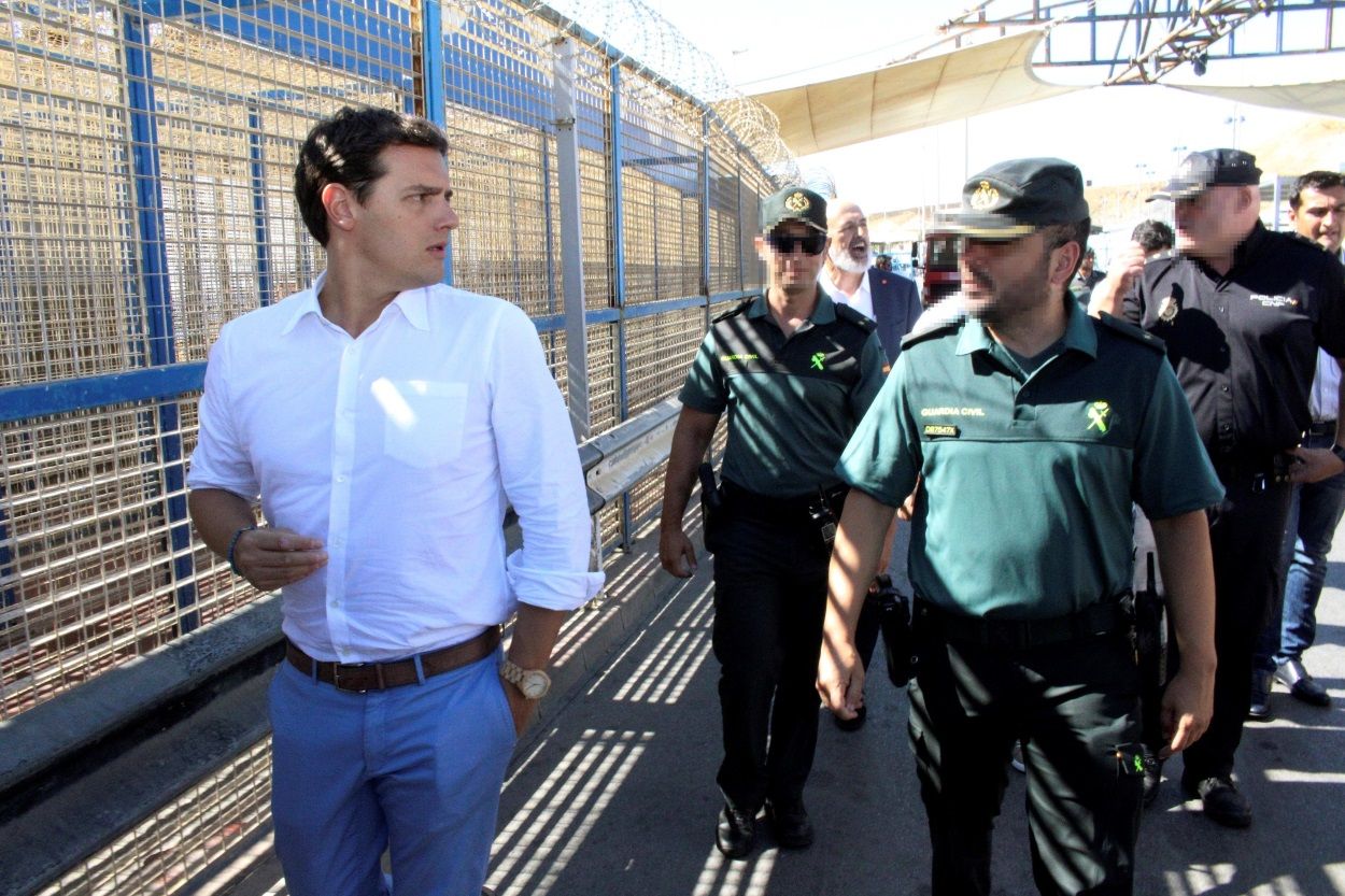 El presidente de Ciudadanos, Albert Rivera, acompañado de miembros de la Guardia Civil, durante su visita a la valla de Ceuta