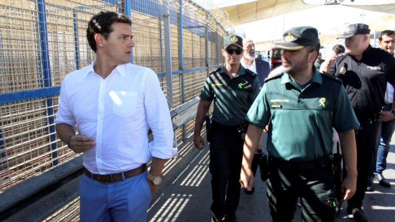 El presidente de Ciudadanos, Albert Rivera, acompañado de miembros de la Guardia Civil, durante su visita a la valla de Ceuta