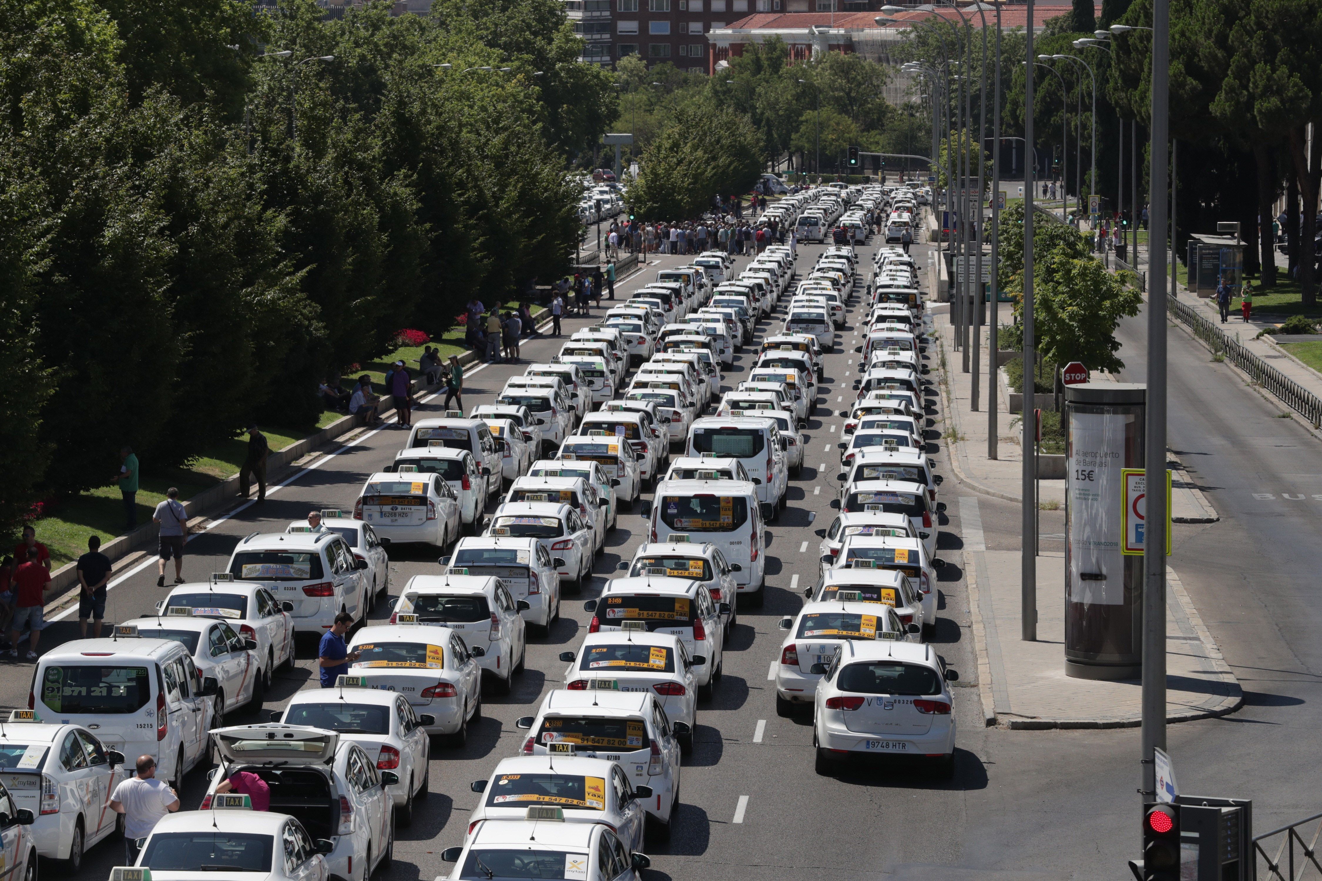 Las protestas del taxi contra los VTC bloquean vías céntricas y se extienden a más ciudades