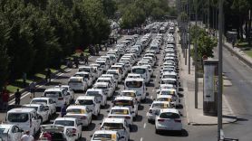 Las protestas del taxi contra los VTC bloquean vías céntricas y se extienden a más ciudades