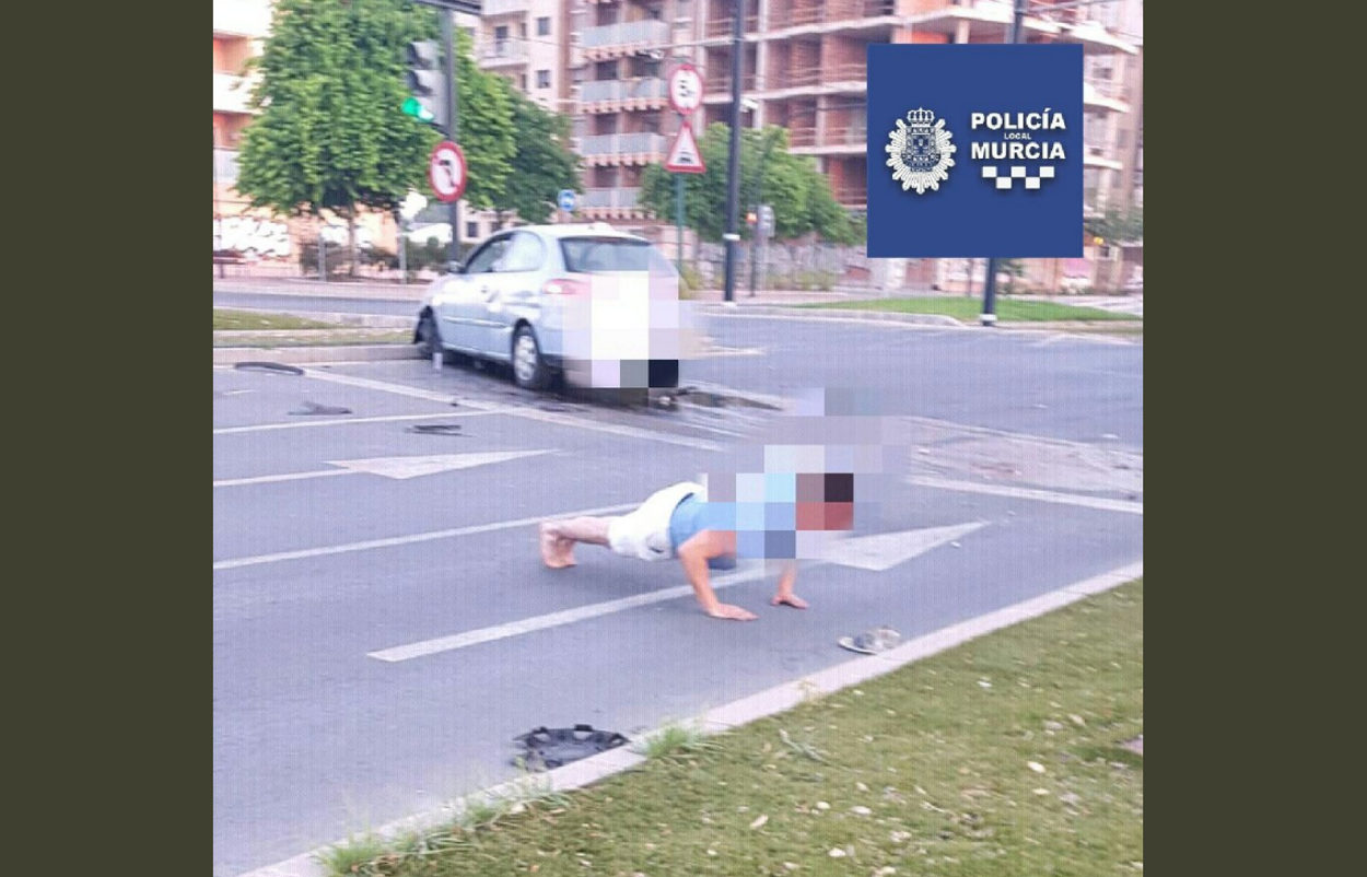 Un hombre hace flexiones en Murcia para bajar la tasa de alcoholemía. Policía Local de Murcia
