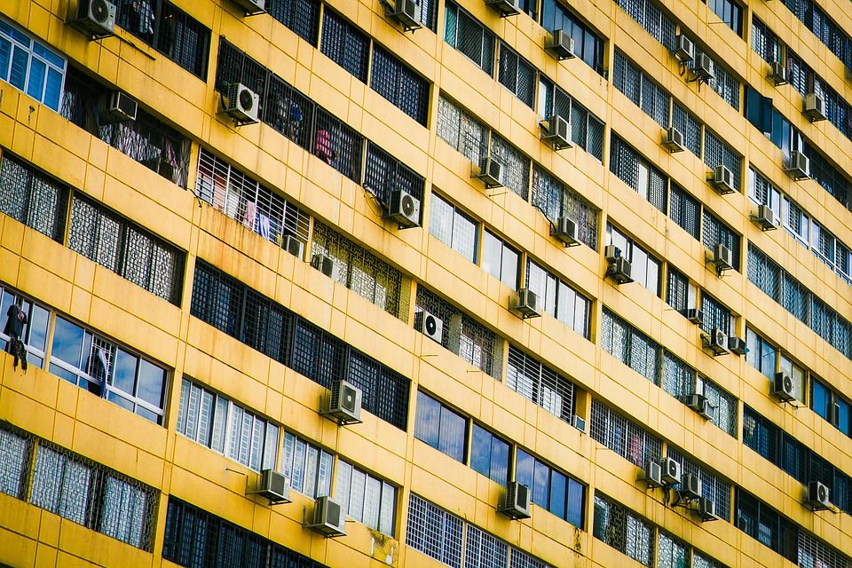 Una fachada con aires acondicionados