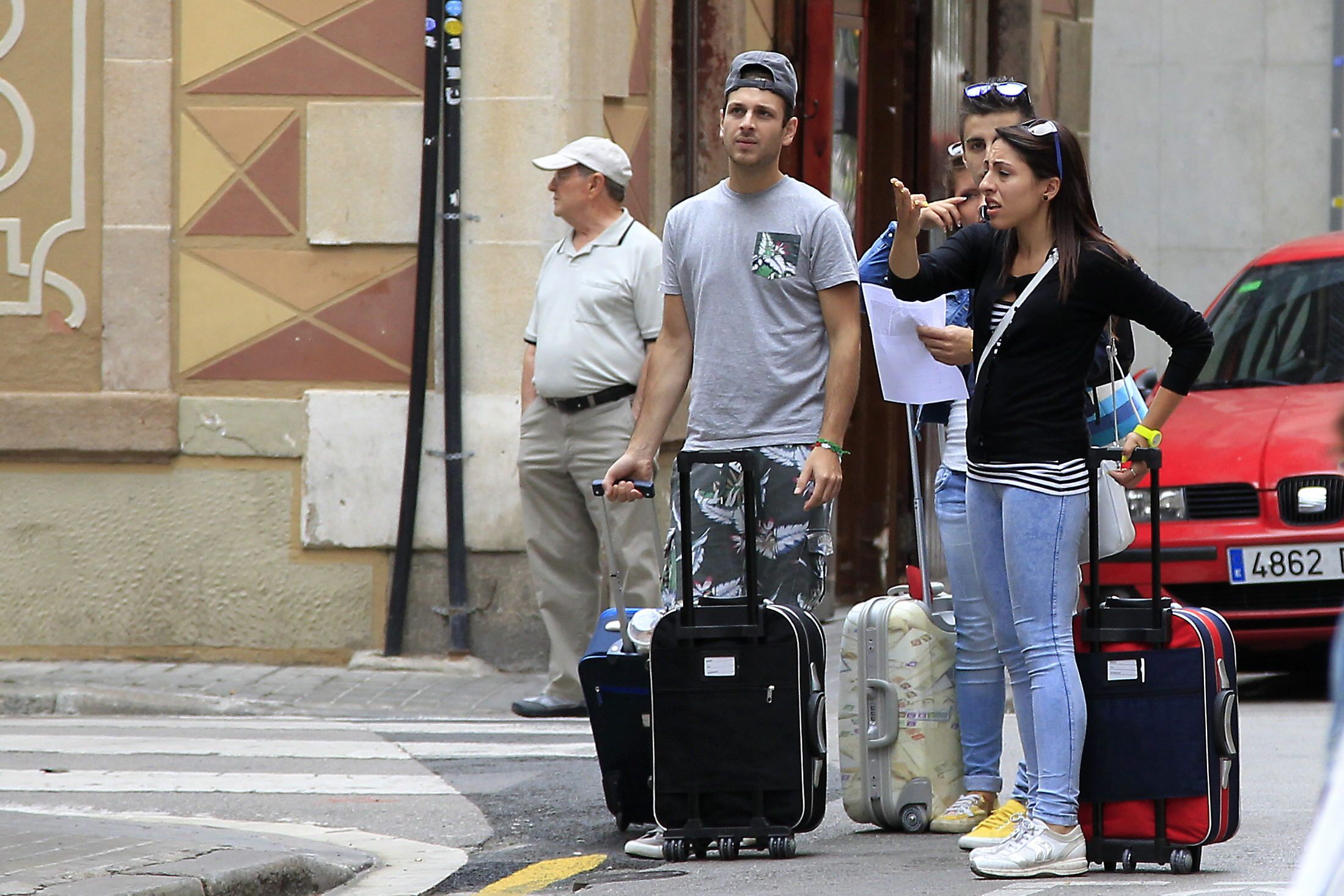 Turistas buscando su hotel en Barcelona.