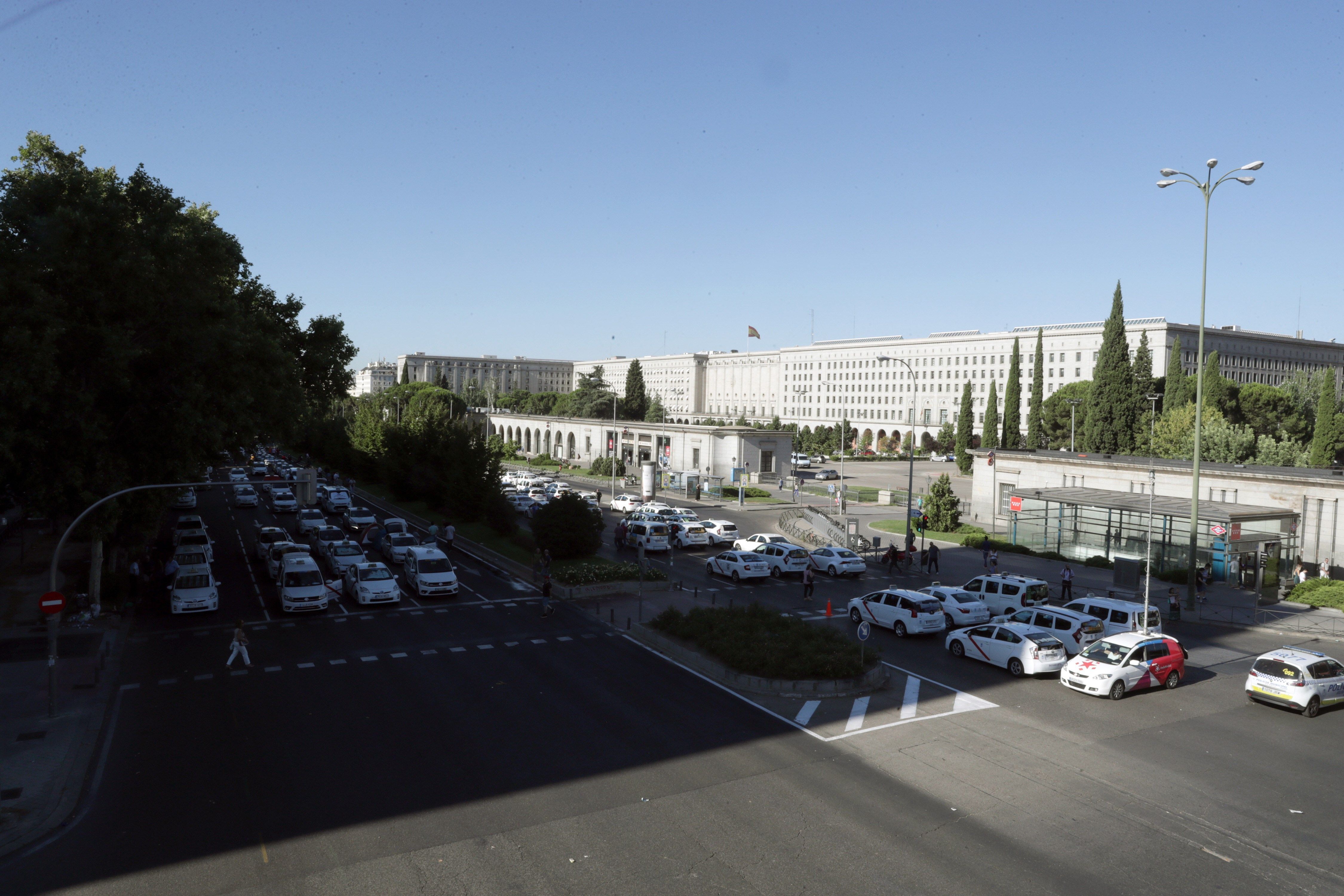 Concentración de taxis en el Paseo de la Castellana, a la altura de Nuevos Ministerios hoy en Madrid. EFE