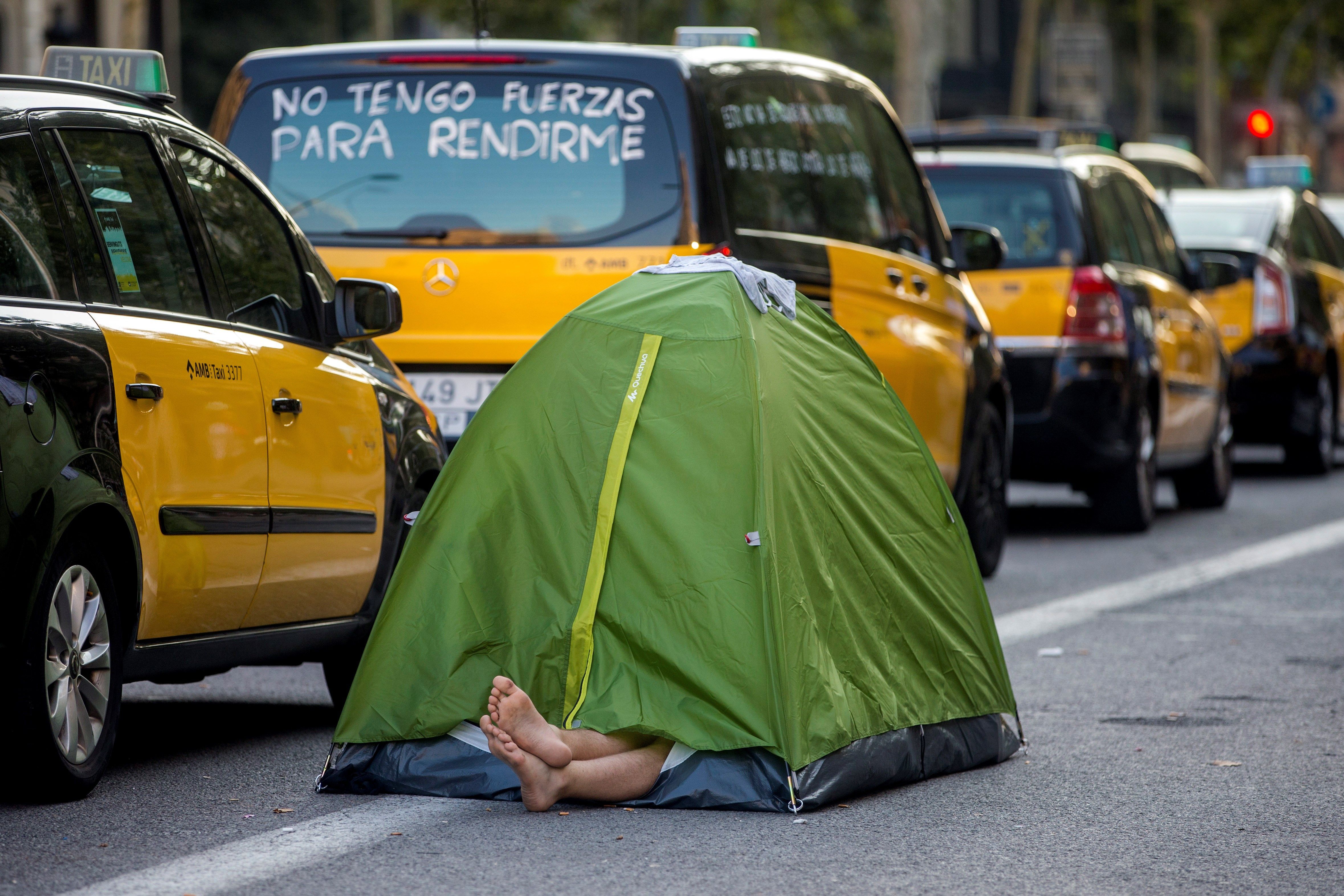 Taxistas de Barcelona en huelga mientras aumentan las descargas de App de Uber y Cabify