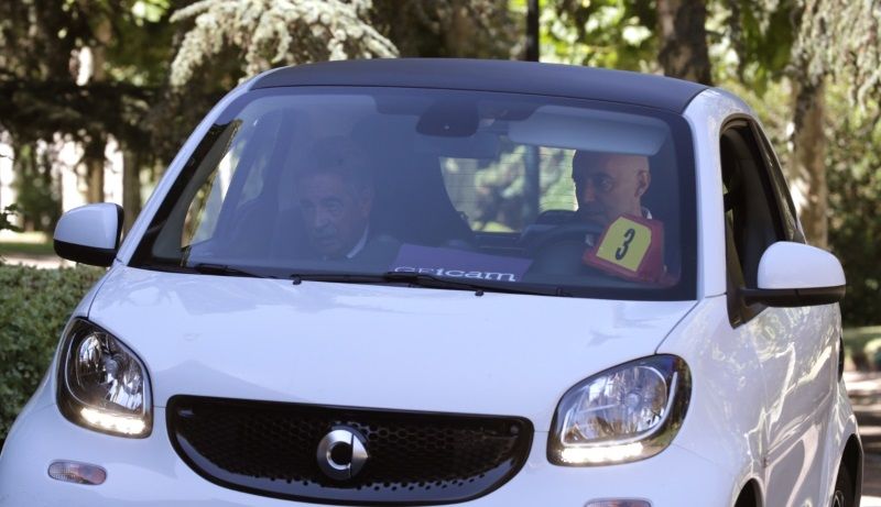 El presidente de Cantabria, Miguel Ángel Revilla, a su llegada esta mañana en el Palacio de La Moncloa en Madrid para ser recibido por presidente del gobierno Pedro Sánchez, en un vehículo eléctrico de un amigo