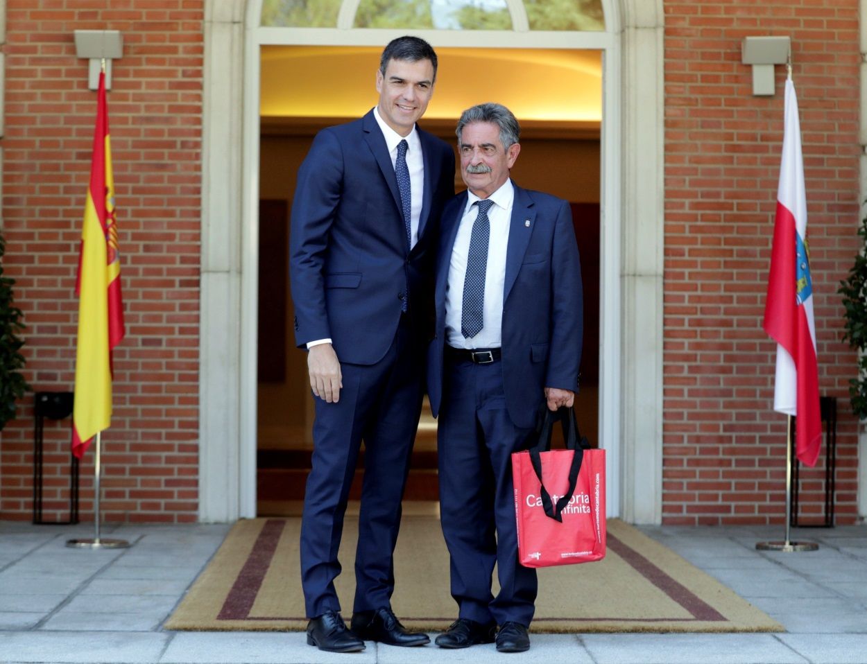 El presidente del gobierno, Pedro Sánchez, en un encuentro con Miguel Ángel Revilla, en Moncloa