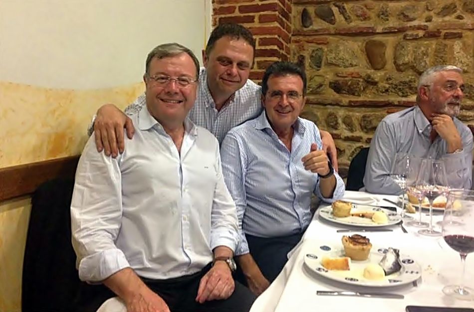 Antonio Silván, alcalde de León (izquierda) y José Luis Ulibarri (derecha) celebrando el cumpleaños del empresario.