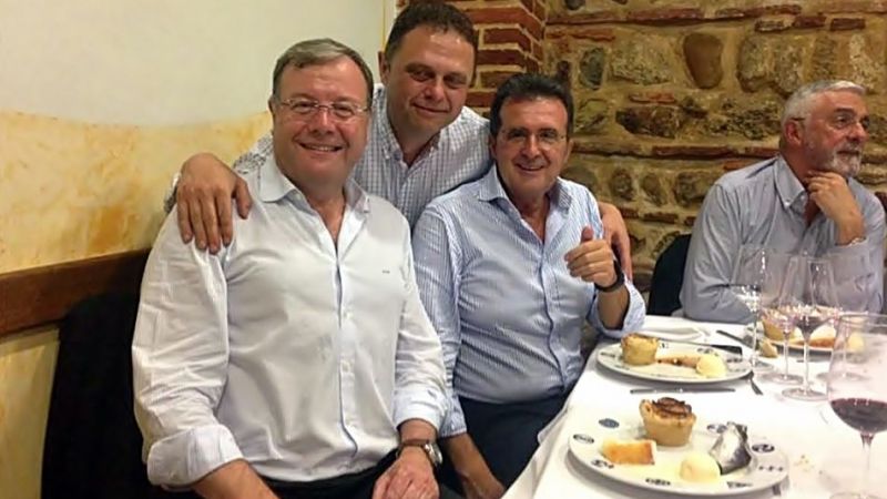 Antonio Silván, alcalde de León (izquierda) y José Luis Ulibarri (derecha) celebrando el cumpleaños del empresario.