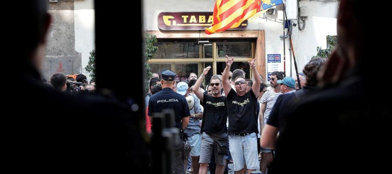 Taxistas de Valencia increpan al ministro José Luis Ábalos.