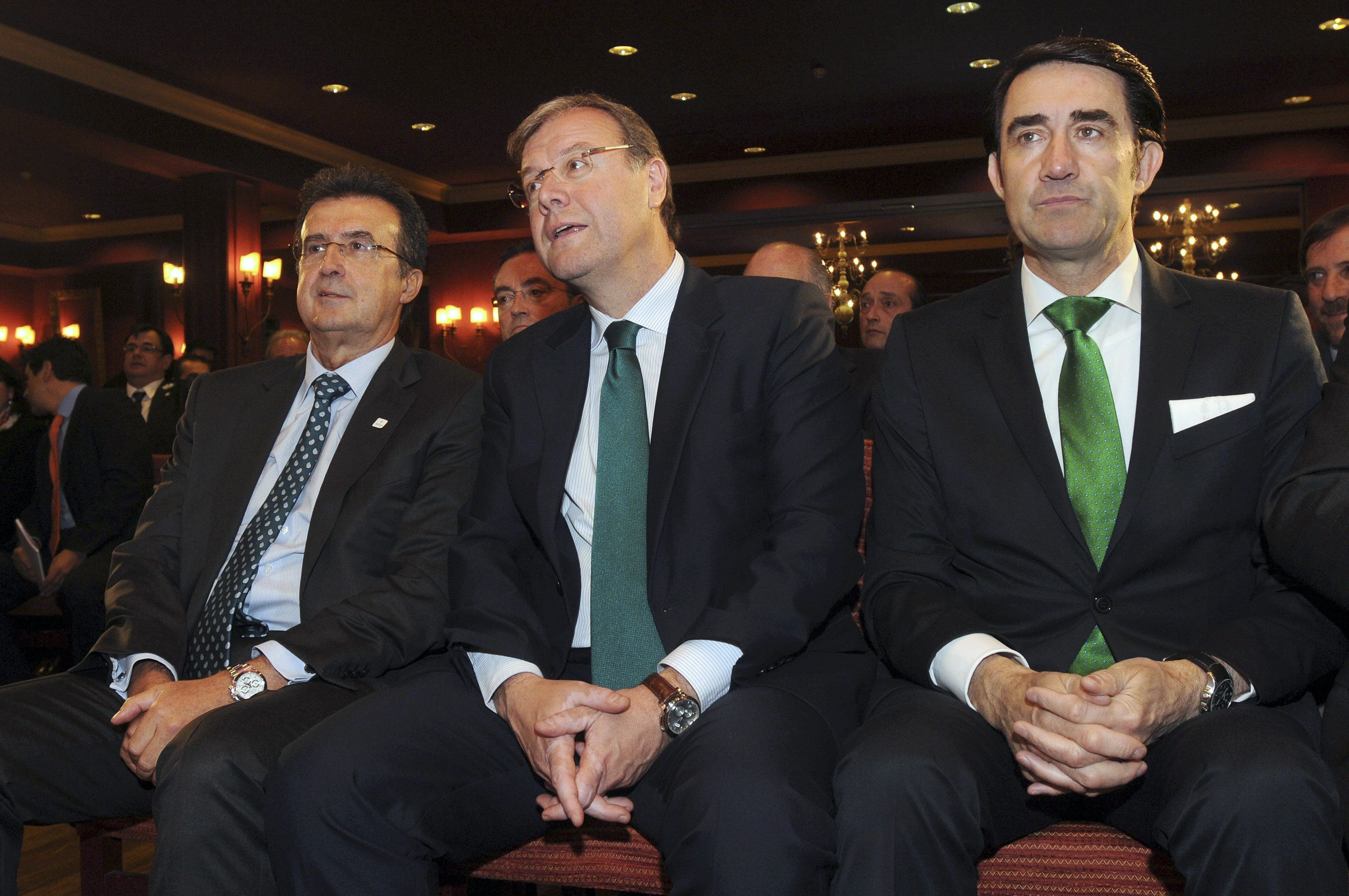 El alcalde de León, en el centro, junto a Ulibarri y el consejero Juan Carlos Suárez-Quiñones, también salpicado por el caso Enredadera